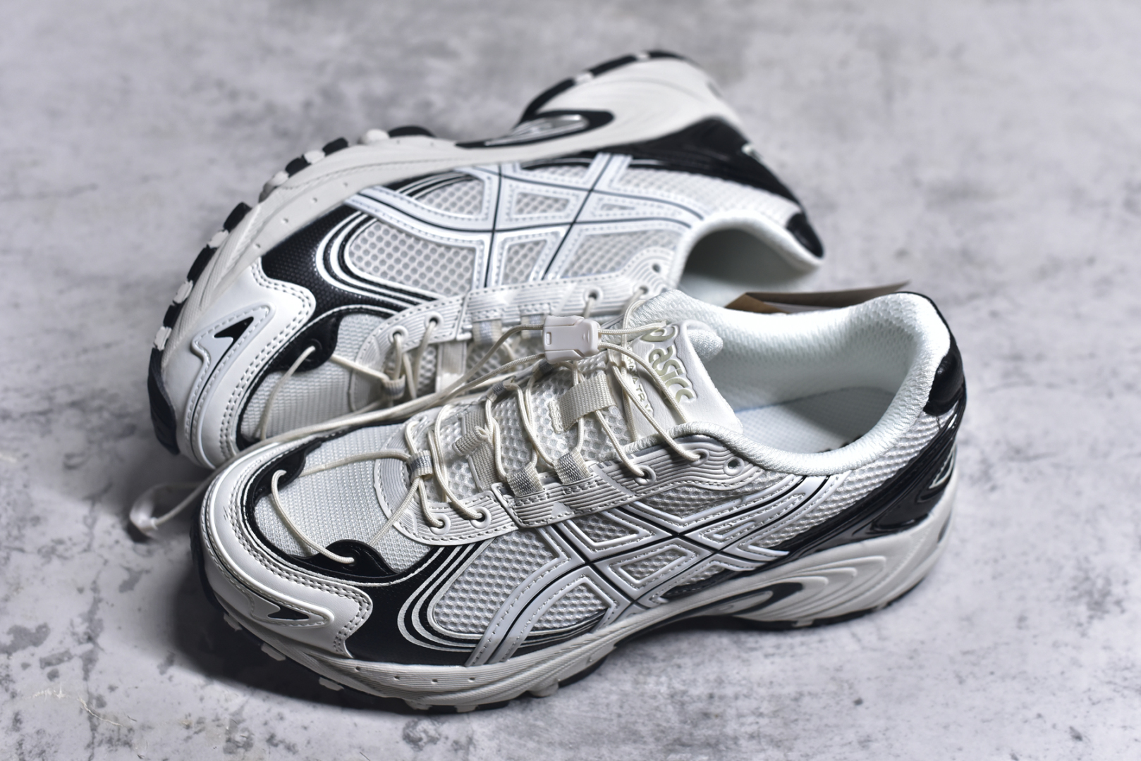 图片[7]-#ASICS Gel-Kahana TR V4 亚瑟士机能户外风系列低帮轻量缓震休闲运动跑步鞋 身处城市的喧嚣，内心的想象却永不停歇，Z世代处于现实的繁忙中始终想象着生活的另一种可能和对未知的展望。想象并非背离现实，而是对自我最真实的期待。为鼓励新世代青年唤起对自我的正向的想象，并展开积极的行动，ASICS亚瑟士于2024释出全新主题——唤想自定义。率先推出鞋款GEL-KAHANA TR V4，将出色的城市潮流与户外机能融为一体，实现无界想象与唤回真实自我的完美连结。于城市绽放姿态，唤想自定义。GEL-KAHANA TR V4融合了极具户外型格的设计细节。鞋款大底与中底采用了AHAR耐磨橡胶与GEL缓震胶技术，拥有良好的抓地力与舒适的穿着体验。鞋底所使用的一体化TPU稳定片，为更好地贴合GEL-KAHANA TR V4而全新开模再造，能有效防止脚部过度扭转与侧翻，在提供优秀稳定性的同时，进一步增强了鞋款的机能设计美学。快速系带系统在方便穿戴的同时，为户外运动提供了更优的防护。 GEL-KAHANA TR V4为日常穿着提供稳定、舒适的支撑，鼓励每个人在城市空间中的大胆探索，追寻无拘束的旷野之梦。尺码：36 37 37.5 38 39 39.5 40.5 41.5 42 42.5 43.5 44 44.5 45-选品中心