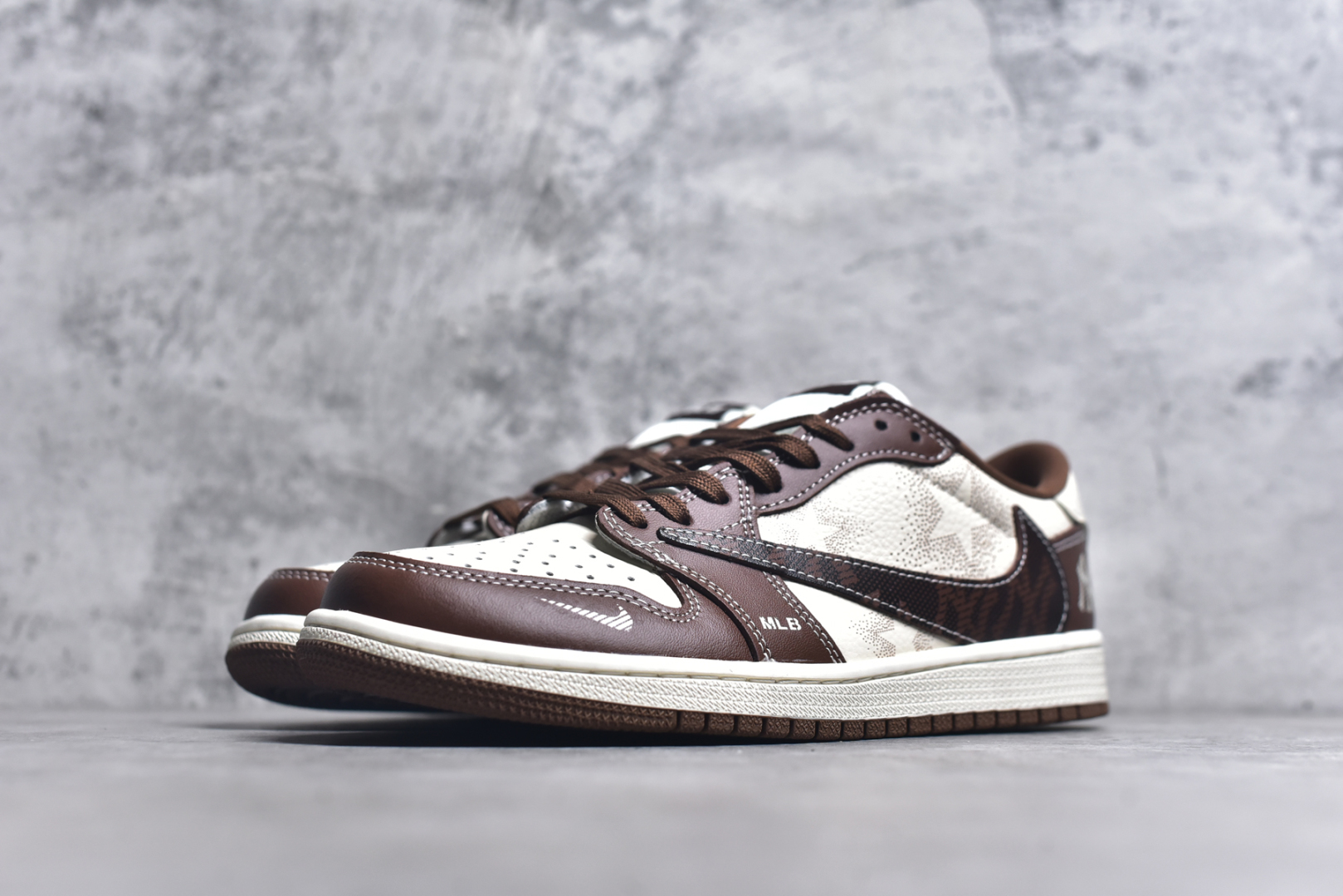 图片[2]-# Travis Scott x Fragment Design x Air Jordan 1 Low OG SP AJ1 MLB联名 栗色 低帮文化休闲板鞋 XS2024-014 #多方联名合作融合了Travis Scott 独特的音乐风格，藤原浩个性的设计风格以及Jordan品牌的经典元素 使其成为一双具有独特身份和价值的鞋子 清新而立体的外观加上联名标识更突出了其独特身份 这种配色方案显示出活力和时尚感 在视觉上引人注目 鞋身的质感和细腻的细节处理使其显得高端而格调十足 这款“倒钩”联名是设计与创意完美结合 融合多方的个性风格是一款备受瞩目的潮流鞋款 尺码：36 36.5 37.5 38 38.5 39 40 40.5 41 42 42.5 43 44 44.5 45 9.E5-选品中心