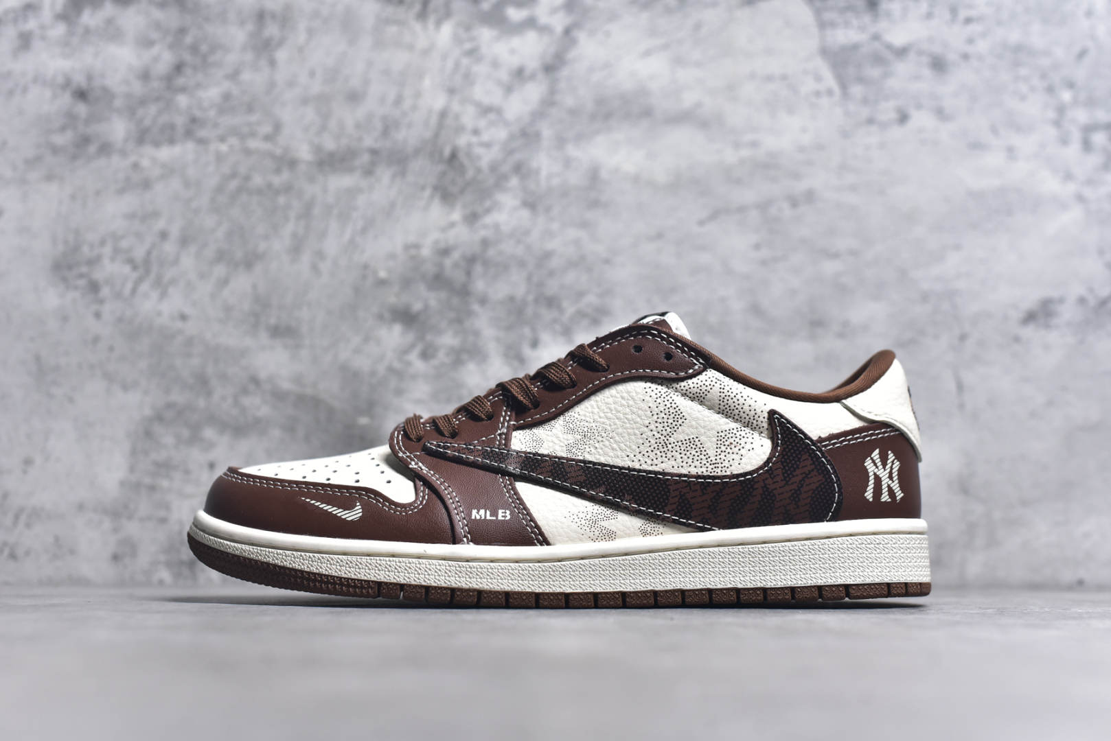 # Travis Scott x Fragment Design x Air Jordan 1 Low OG SP AJ1 MLB联名 栗色 低帮文化休闲板鞋 XS2024-014 #多方联名合作融合了Travis Scott 独特的音乐风格，藤原浩个性的设计风格以及Jordan品牌的经典元素 使其成为一双具有独特身份和价值的鞋子 清新而立体的外观加上联名标识更突出了其独特身份 这种配色方案显示出活力和时尚感 在视觉上引人注目 鞋身的质感和细腻的细节处理使其显得高端而格调十足 这款“倒钩”联名是设计与创意完美结合 融合多方的个性风格是一款备受瞩目的潮流鞋款 尺码：36 36.5 37.5 38 38.5 39 40 40.5 41 42 42.5 43 44 44.5 45 9.E5-选品中心