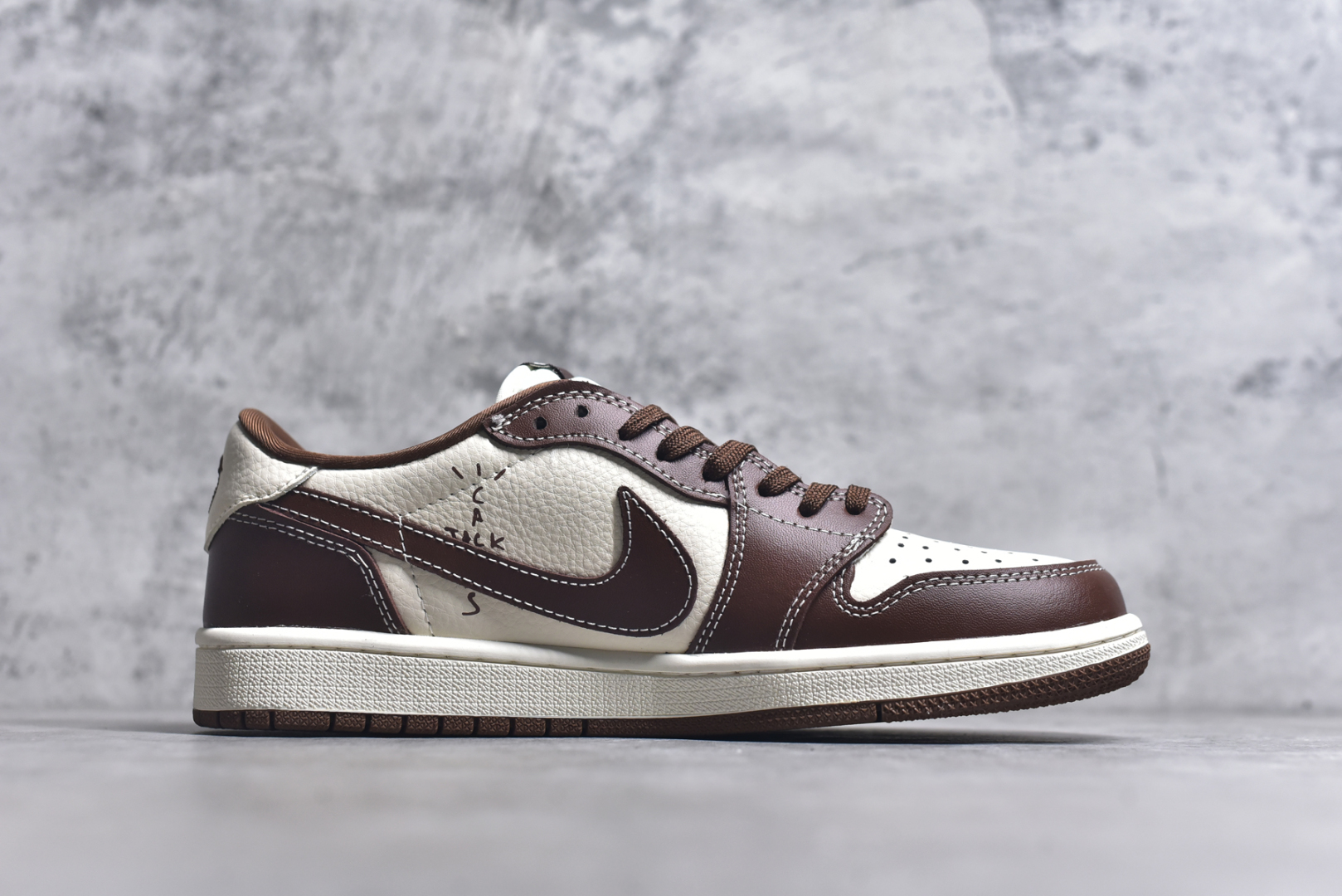 图片[3]-# Travis Scott x Fragment Design x Air Jordan 1 Low OG SP AJ1 MLB联名 栗色 低帮文化休闲板鞋 XS2024-014 #多方联名合作融合了Travis Scott 独特的音乐风格，藤原浩个性的设计风格以及Jordan品牌的经典元素 使其成为一双具有独特身份和价值的鞋子 清新而立体的外观加上联名标识更突出了其独特身份 这种配色方案显示出活力和时尚感 在视觉上引人注目 鞋身的质感和细腻的细节处理使其显得高端而格调十足 这款“倒钩”联名是设计与创意完美结合 融合多方的个性风格是一款备受瞩目的潮流鞋款 尺码：36 36.5 37.5 38 38.5 39 40 40.5 41 42 42.5 43 44 44.5 45 9.E5-选品中心