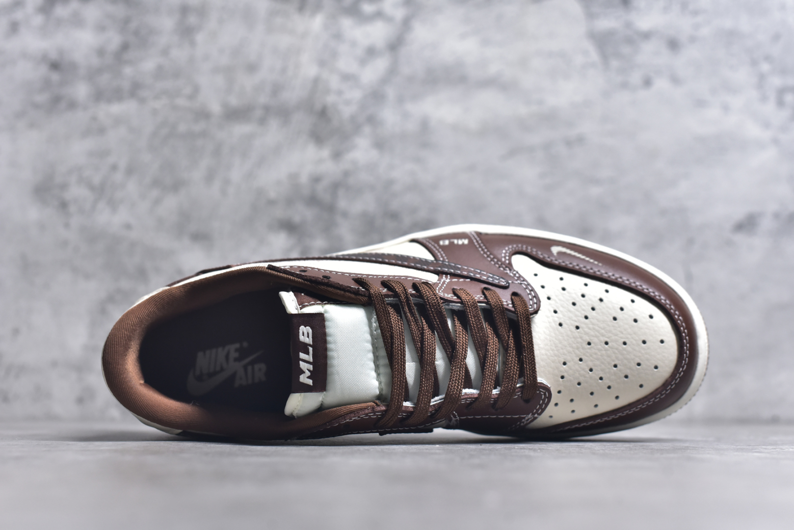 图片[4]-# Travis Scott x Fragment Design x Air Jordan 1 Low OG SP AJ1 MLB联名 栗色 低帮文化休闲板鞋 XS2024-014 #多方联名合作融合了Travis Scott 独特的音乐风格，藤原浩个性的设计风格以及Jordan品牌的经典元素 使其成为一双具有独特身份和价值的鞋子 清新而立体的外观加上联名标识更突出了其独特身份 这种配色方案显示出活力和时尚感 在视觉上引人注目 鞋身的质感和细腻的细节处理使其显得高端而格调十足 这款“倒钩”联名是设计与创意完美结合 融合多方的个性风格是一款备受瞩目的潮流鞋款 尺码：36 36.5 37.5 38 38.5 39 40 40.5 41 42 42.5 43 44 44.5 45 9.E5-选品中心