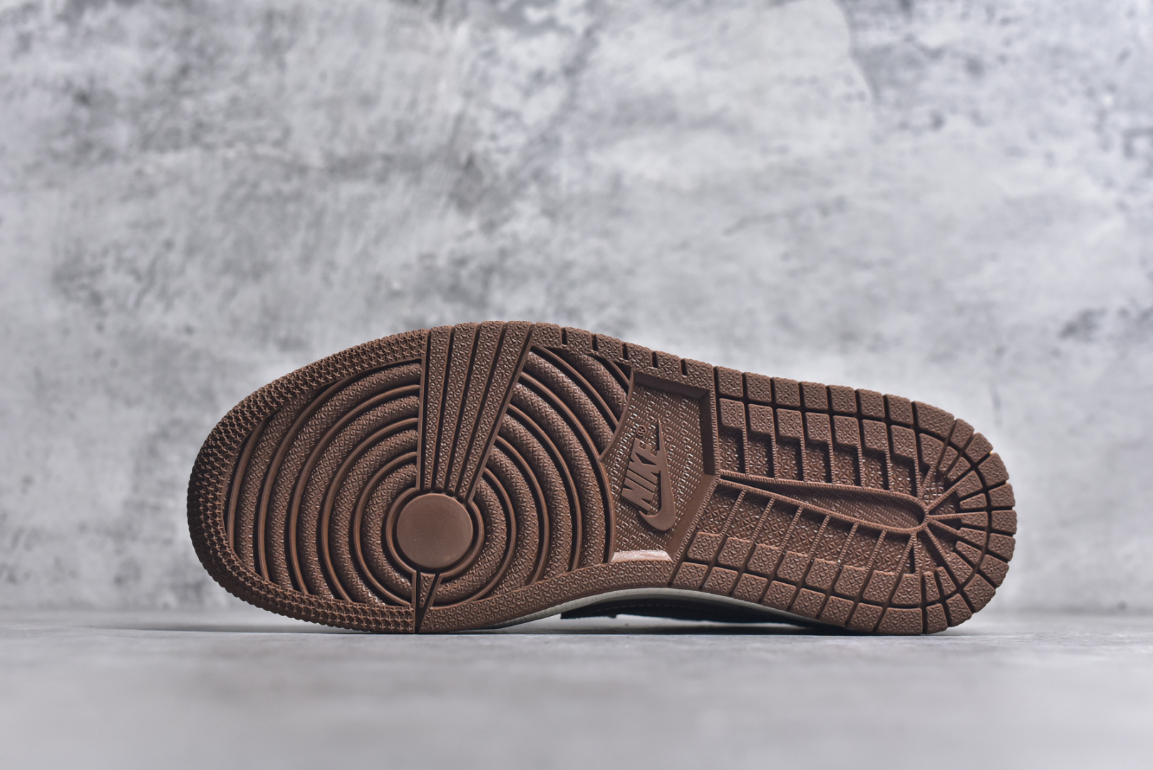 图片[6]-# Travis Scott x Fragment Design x Air Jordan 1 Low OG SP AJ1 MLB联名 栗色 低帮文化休闲板鞋 XS2024-014 #多方联名合作融合了Travis Scott 独特的音乐风格，藤原浩个性的设计风格以及Jordan品牌的经典元素 使其成为一双具有独特身份和价值的鞋子 清新而立体的外观加上联名标识更突出了其独特身份 这种配色方案显示出活力和时尚感 在视觉上引人注目 鞋身的质感和细腻的细节处理使其显得高端而格调十足 这款“倒钩”联名是设计与创意完美结合 融合多方的个性风格是一款备受瞩目的潮流鞋款 尺码：36 36.5 37.5 38 38.5 39 40 40.5 41 42 42.5 43 44 44.5 45 9.E5-选品中心