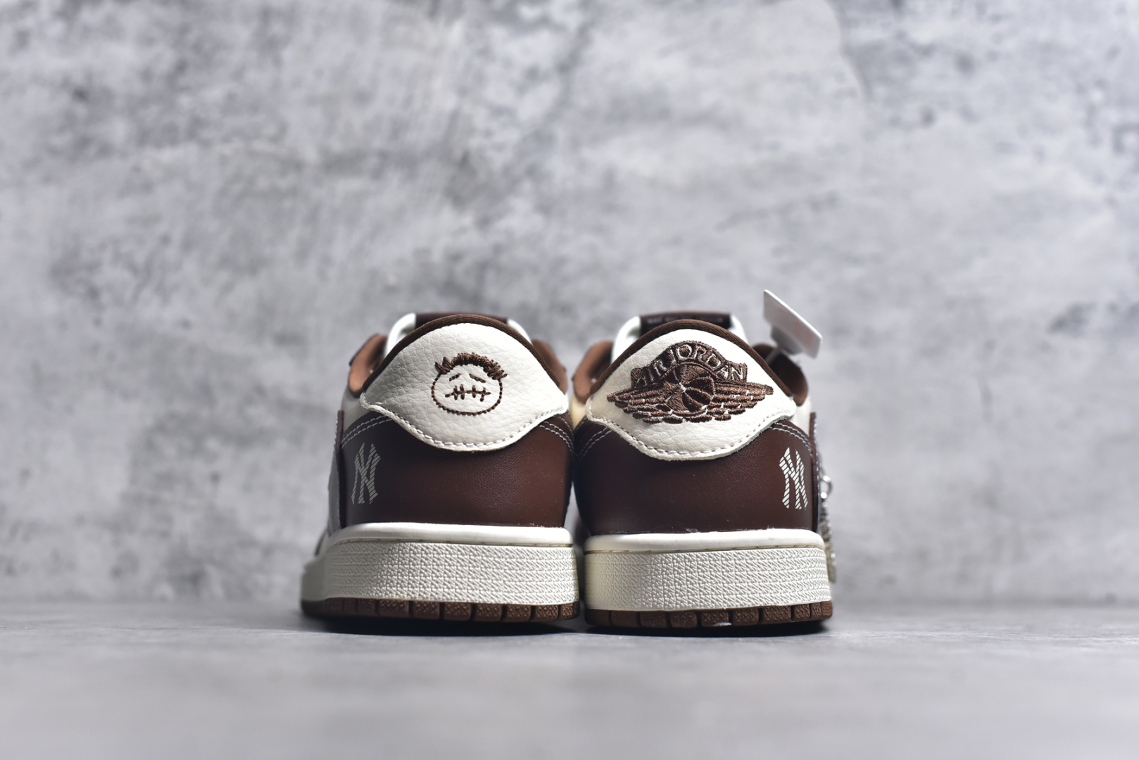 图片[5]-# Travis Scott x Fragment Design x Air Jordan 1 Low OG SP AJ1 MLB联名 栗色 低帮文化休闲板鞋 XS2024-014 #多方联名合作融合了Travis Scott 独特的音乐风格，藤原浩个性的设计风格以及Jordan品牌的经典元素 使其成为一双具有独特身份和价值的鞋子 清新而立体的外观加上联名标识更突出了其独特身份 这种配色方案显示出活力和时尚感 在视觉上引人注目 鞋身的质感和细腻的细节处理使其显得高端而格调十足 这款“倒钩”联名是设计与创意完美结合 融合多方的个性风格是一款备受瞩目的潮流鞋款 尺码：36 36.5 37.5 38 38.5 39 40 40.5 41 42 42.5 43 44 44.5 45 9.E5-选品中心