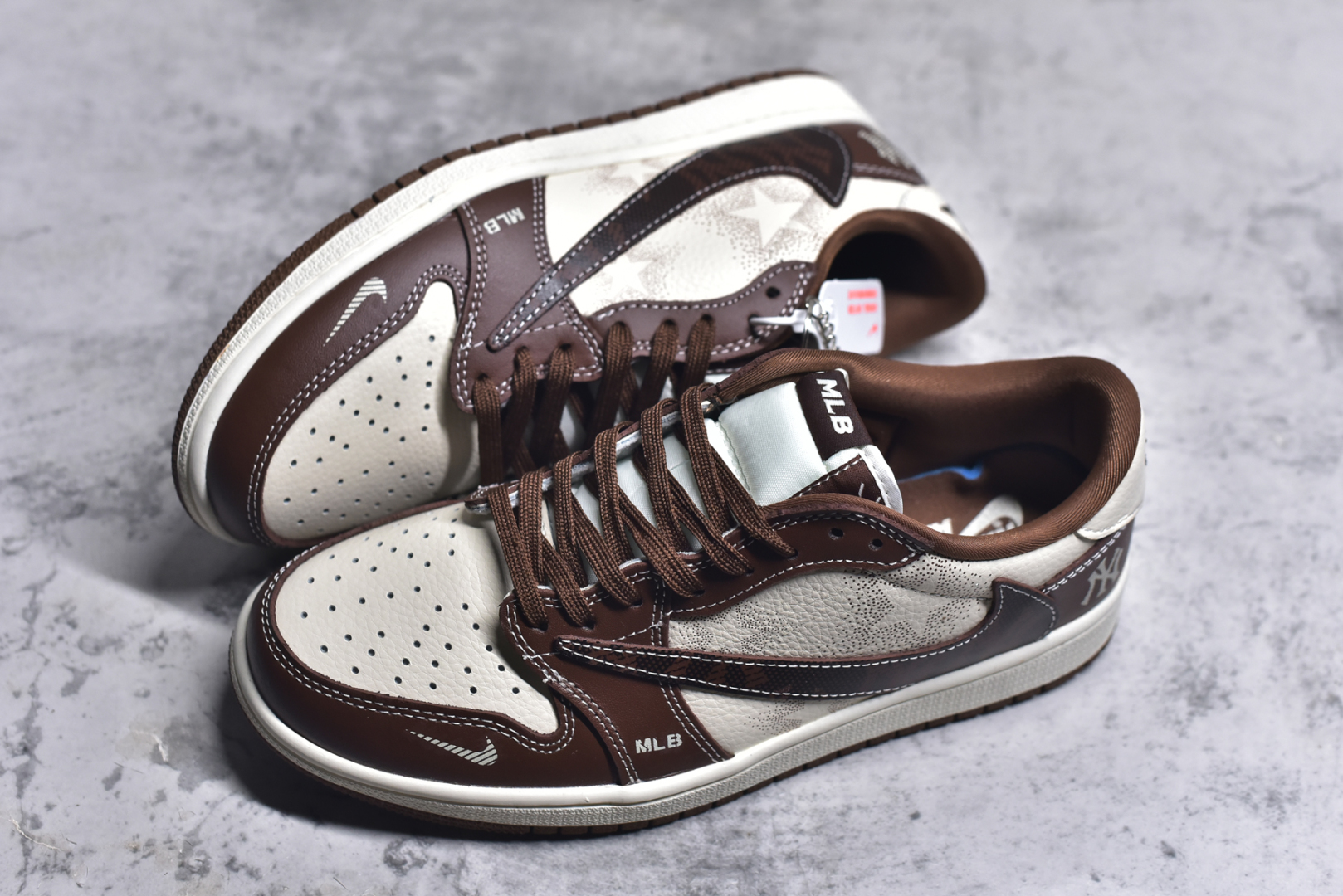 图片[7]-# Travis Scott x Fragment Design x Air Jordan 1 Low OG SP AJ1 MLB联名 栗色 低帮文化休闲板鞋 XS2024-014 #多方联名合作融合了Travis Scott 独特的音乐风格，藤原浩个性的设计风格以及Jordan品牌的经典元素 使其成为一双具有独特身份和价值的鞋子 清新而立体的外观加上联名标识更突出了其独特身份 这种配色方案显示出活力和时尚感 在视觉上引人注目 鞋身的质感和细腻的细节处理使其显得高端而格调十足 这款“倒钩”联名是设计与创意完美结合 融合多方的个性风格是一款备受瞩目的潮流鞋款 尺码：36 36.5 37.5 38 38.5 39 40 40.5 41 42 42.5 43 44 44.5 45 9.E5-选品中心