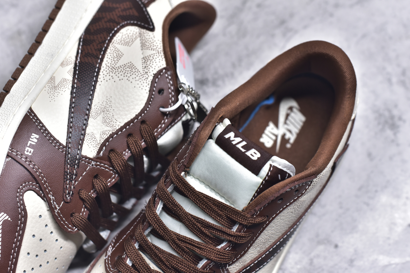图片[9]-# Travis Scott x Fragment Design x Air Jordan 1 Low OG SP AJ1 MLB联名 栗色 低帮文化休闲板鞋 XS2024-014 #多方联名合作融合了Travis Scott 独特的音乐风格，藤原浩个性的设计风格以及Jordan品牌的经典元素 使其成为一双具有独特身份和价值的鞋子 清新而立体的外观加上联名标识更突出了其独特身份 这种配色方案显示出活力和时尚感 在视觉上引人注目 鞋身的质感和细腻的细节处理使其显得高端而格调十足 这款“倒钩”联名是设计与创意完美结合 融合多方的个性风格是一款备受瞩目的潮流鞋款 尺码：36 36.5 37.5 38 38.5 39 40 40.5 41 42 42.5 43 44 44.5 45 9.E5-选品中心
