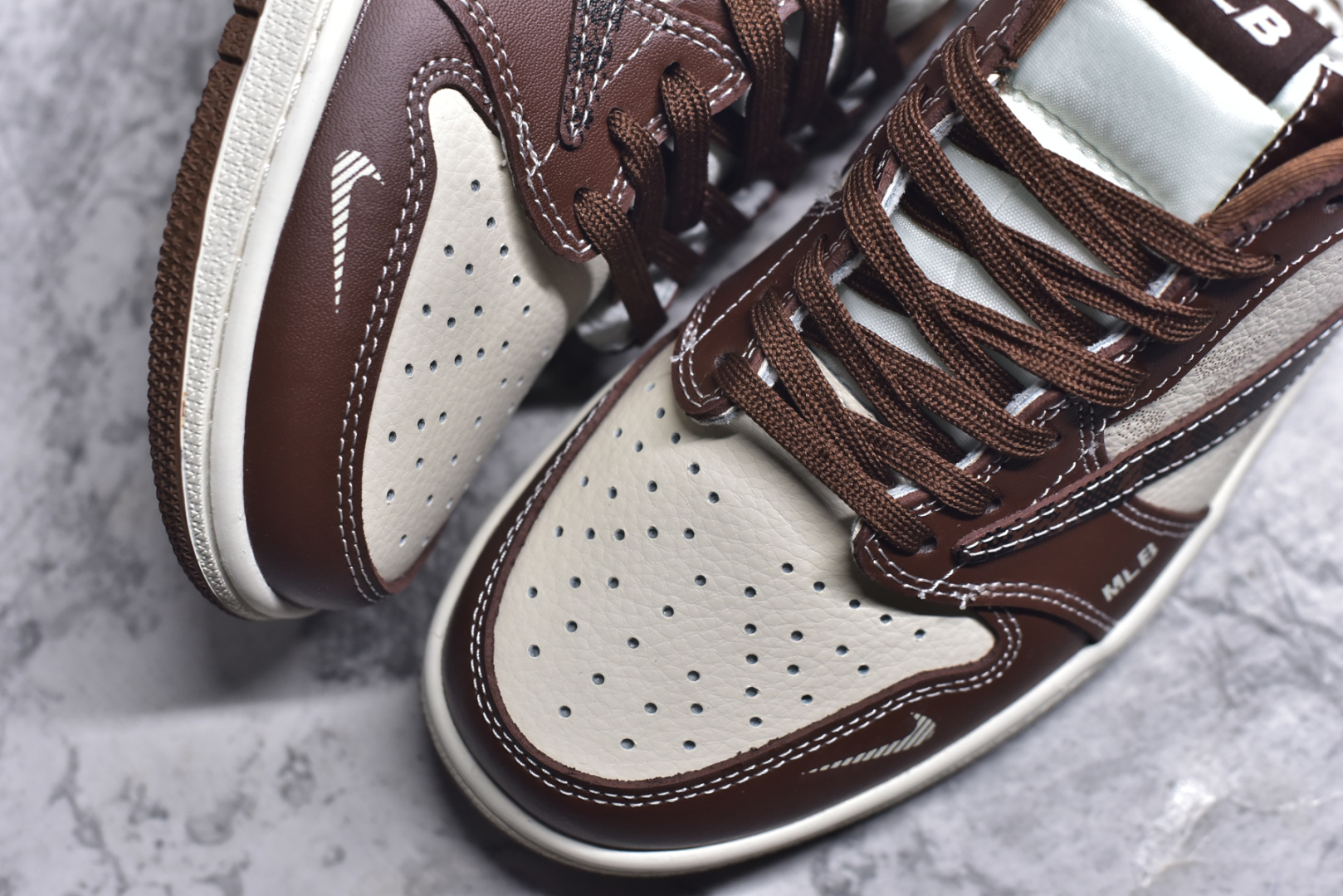 图片[8]-# Travis Scott x Fragment Design x Air Jordan 1 Low OG SP AJ1 MLB联名 栗色 低帮文化休闲板鞋 XS2024-014 #多方联名合作融合了Travis Scott 独特的音乐风格，藤原浩个性的设计风格以及Jordan品牌的经典元素 使其成为一双具有独特身份和价值的鞋子 清新而立体的外观加上联名标识更突出了其独特身份 这种配色方案显示出活力和时尚感 在视觉上引人注目 鞋身的质感和细腻的细节处理使其显得高端而格调十足 这款“倒钩”联名是设计与创意完美结合 融合多方的个性风格是一款备受瞩目的潮流鞋款 尺码：36 36.5 37.5 38 38.5 39 40 40.5 41 42 42.5 43 44 44.5 45 9.E5-选品中心