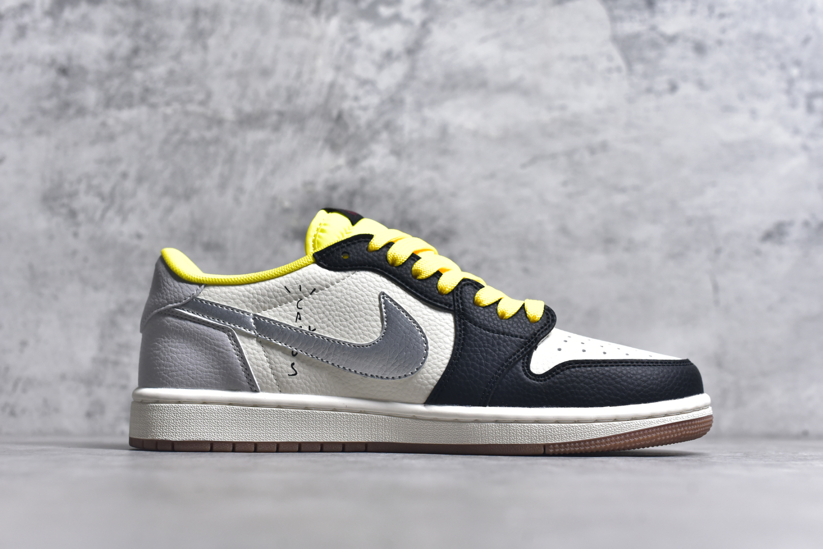 图片[3]-#Travis Scott x Fragment Design x Air Jordan 1 Low OG SP AJ1联名款 低帮文化休闲板鞋 DN6901-095 #多方联名合作融合了Travis Scott 独特的音乐风格，藤原浩个性的设计风格以及Jordan品牌的经典元素 使其成为一双具有独特身份和价值的鞋子 清新而立体的外观加上联名标识更突出了其独特身份 这种配色方案显示出活力和时尚感 在视觉上引人注目 鞋身的质感和细腻的细节处理使其显得高端而格调十足 这款“倒钩”联名是设计与创意完美结合 融合多方的个性风格是一款备受瞩目的潮流鞋款 尺码：36 36.5 37.5 38 38.5 39 40 40.5 41 42 42.5 43 44 44.5 45 9.E5-选品中心