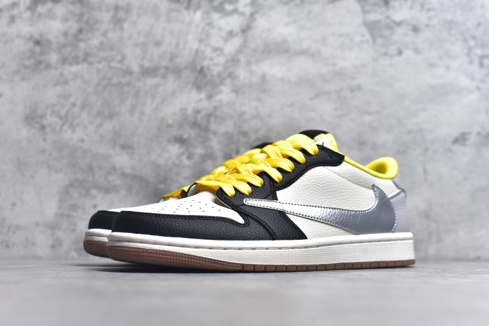 图片[2]-#Travis Scott x Fragment Design x Air Jordan 1 Low OG SP AJ1联名款 低帮文化休闲板鞋 DN6901-095 #多方联名合作融合了Travis Scott 独特的音乐风格，藤原浩个性的设计风格以及Jordan品牌的经典元素 使其成为一双具有独特身份和价值的鞋子 清新而立体的外观加上联名标识更突出了其独特身份 这种配色方案显示出活力和时尚感 在视觉上引人注目 鞋身的质感和细腻的细节处理使其显得高端而格调十足 这款“倒钩”联名是设计与创意完美结合 融合多方的个性风格是一款备受瞩目的潮流鞋款 尺码：36 36.5 37.5 38 38.5 39 40 40.5 41 42 42.5 43 44 44.5 45 9.E5-选品中心