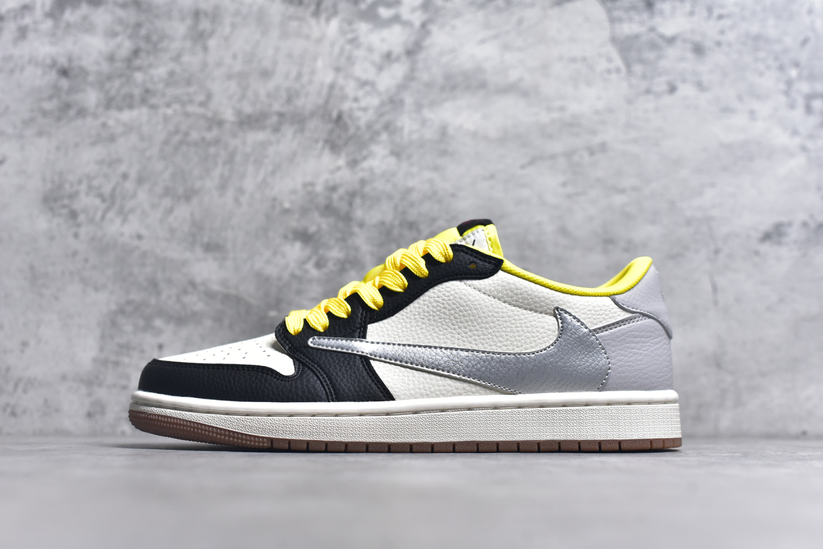 #Travis Scott x Fragment Design x Air Jordan 1 Low OG SP AJ1联名款 低帮文化休闲板鞋 DN6901-095 #多方联名合作融合了Travis Scott 独特的音乐风格，藤原浩个性的设计风格以及Jordan品牌的经典元素 使其成为一双具有独特身份和价值的鞋子 清新而立体的外观加上联名标识更突出了其独特身份 这种配色方案显示出活力和时尚感 在视觉上引人注目 鞋身的质感和细腻的细节处理使其显得高端而格调十足 这款“倒钩”联名是设计与创意完美结合 融合多方的个性风格是一款备受瞩目的潮流鞋款 尺码：36 36.5 37.5 38 38.5 39 40 40.5 41 42 42.5 43 44 44.5 45 9.E5-选品中心