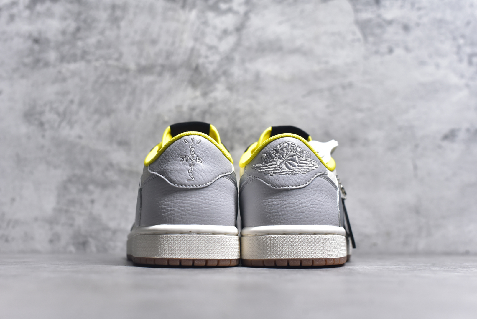 图片[5]-#Travis Scott x Fragment Design x Air Jordan 1 Low OG SP AJ1联名款 低帮文化休闲板鞋 DN6901-095 #多方联名合作融合了Travis Scott 独特的音乐风格，藤原浩个性的设计风格以及Jordan品牌的经典元素 使其成为一双具有独特身份和价值的鞋子 清新而立体的外观加上联名标识更突出了其独特身份 这种配色方案显示出活力和时尚感 在视觉上引人注目 鞋身的质感和细腻的细节处理使其显得高端而格调十足 这款“倒钩”联名是设计与创意完美结合 融合多方的个性风格是一款备受瞩目的潮流鞋款 尺码：36 36.5 37.5 38 38.5 39 40 40.5 41 42 42.5 43 44 44.5 45 9.E5-选品中心