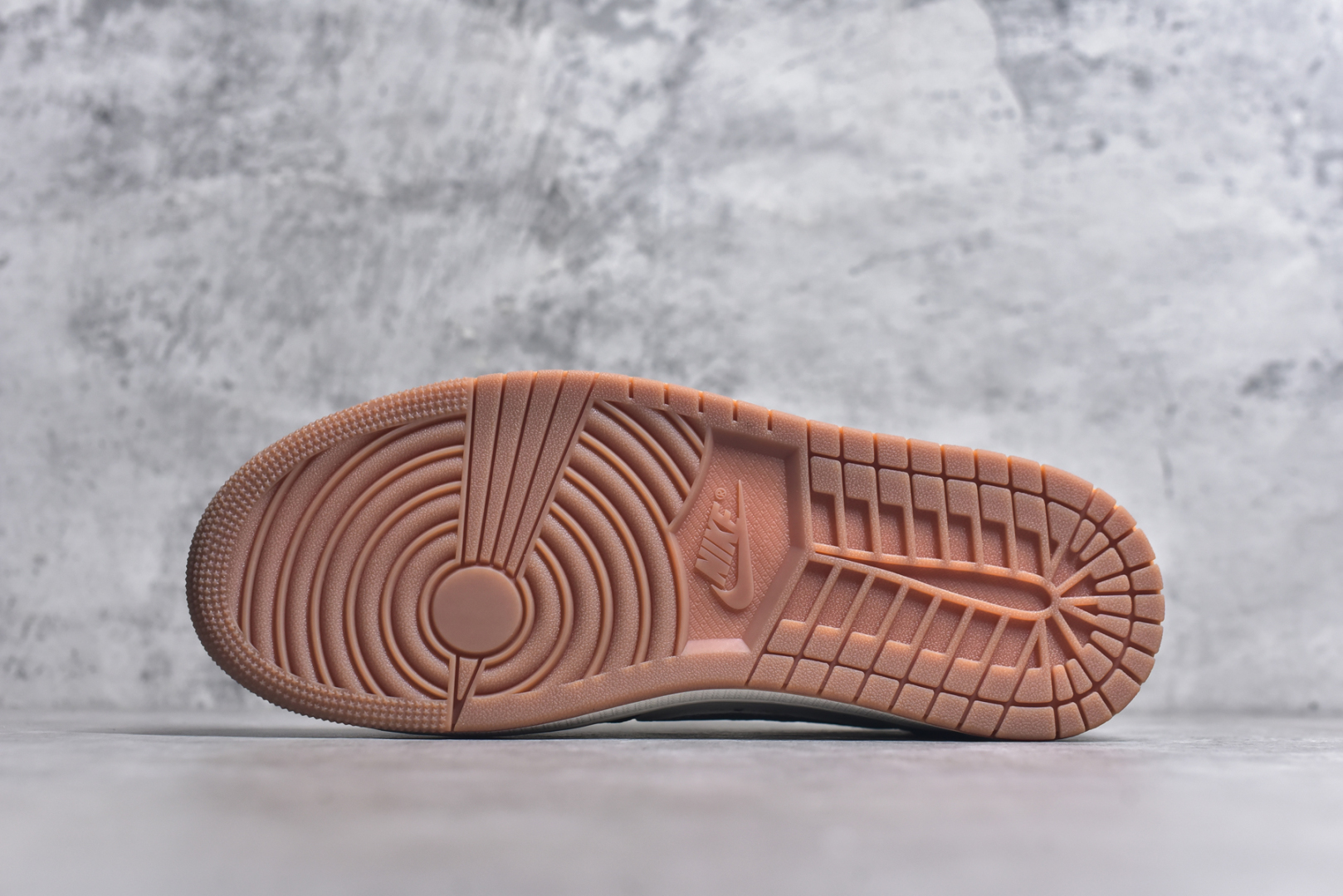 图片[6]-#Travis Scott x Fragment Design x Air Jordan 1 Low OG SP AJ1联名款 低帮文化休闲板鞋 DN6901-095 #多方联名合作融合了Travis Scott 独特的音乐风格，藤原浩个性的设计风格以及Jordan品牌的经典元素 使其成为一双具有独特身份和价值的鞋子 清新而立体的外观加上联名标识更突出了其独特身份 这种配色方案显示出活力和时尚感 在视觉上引人注目 鞋身的质感和细腻的细节处理使其显得高端而格调十足 这款“倒钩”联名是设计与创意完美结合 融合多方的个性风格是一款备受瞩目的潮流鞋款 尺码：36 36.5 37.5 38 38.5 39 40 40.5 41 42 42.5 43 44 44.5 45 9.E5-选品中心