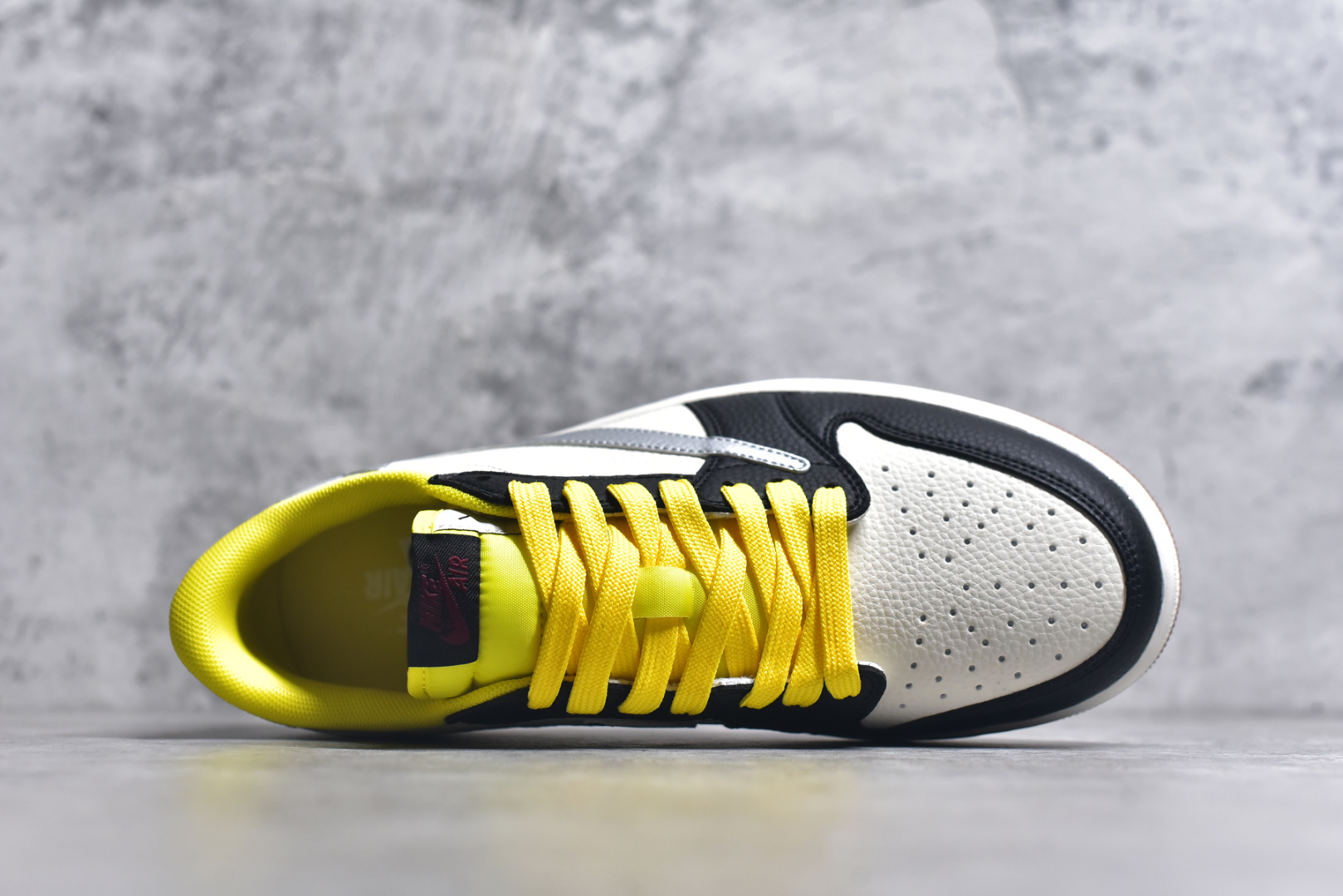 图片[4]-#Travis Scott x Fragment Design x Air Jordan 1 Low OG SP AJ1联名款 低帮文化休闲板鞋 DN6901-095 #多方联名合作融合了Travis Scott 独特的音乐风格，藤原浩个性的设计风格以及Jordan品牌的经典元素 使其成为一双具有独特身份和价值的鞋子 清新而立体的外观加上联名标识更突出了其独特身份 这种配色方案显示出活力和时尚感 在视觉上引人注目 鞋身的质感和细腻的细节处理使其显得高端而格调十足 这款“倒钩”联名是设计与创意完美结合 融合多方的个性风格是一款备受瞩目的潮流鞋款 尺码：36 36.5 37.5 38 38.5 39 40 40.5 41 42 42.5 43 44 44.5 45 9.E5-选品中心