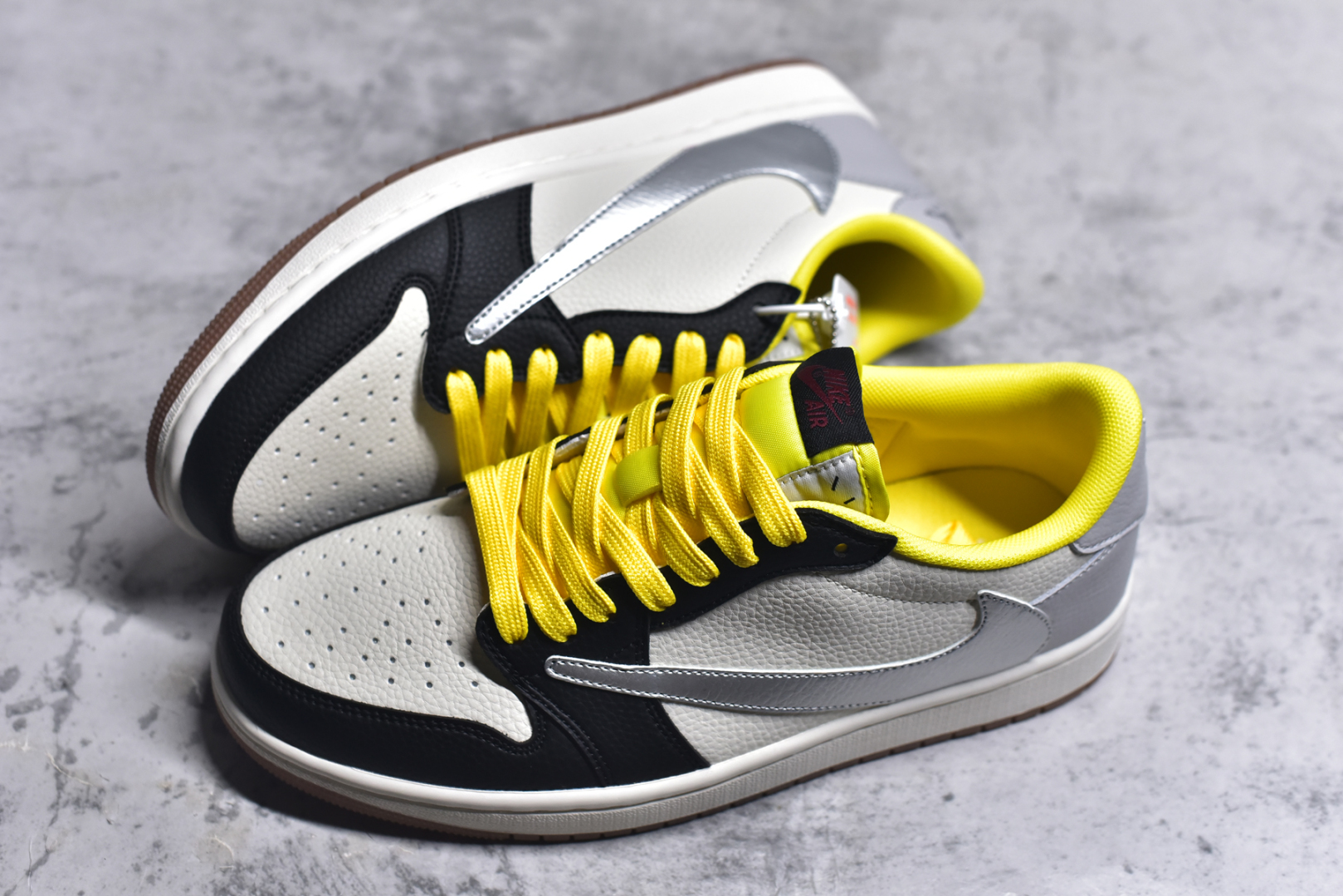 图片[7]-#Travis Scott x Fragment Design x Air Jordan 1 Low OG SP AJ1联名款 低帮文化休闲板鞋 DN6901-095 #多方联名合作融合了Travis Scott 独特的音乐风格，藤原浩个性的设计风格以及Jordan品牌的经典元素 使其成为一双具有独特身份和价值的鞋子 清新而立体的外观加上联名标识更突出了其独特身份 这种配色方案显示出活力和时尚感 在视觉上引人注目 鞋身的质感和细腻的细节处理使其显得高端而格调十足 这款“倒钩”联名是设计与创意完美结合 融合多方的个性风格是一款备受瞩目的潮流鞋款 尺码：36 36.5 37.5 38 38.5 39 40 40.5 41 42 42.5 43 44 44.5 45 9.E5-选品中心