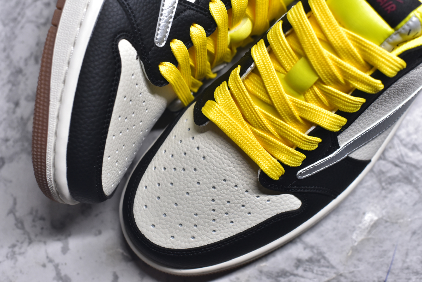 图片[8]-#Travis Scott x Fragment Design x Air Jordan 1 Low OG SP AJ1联名款 低帮文化休闲板鞋 DN6901-095 #多方联名合作融合了Travis Scott 独特的音乐风格，藤原浩个性的设计风格以及Jordan品牌的经典元素 使其成为一双具有独特身份和价值的鞋子 清新而立体的外观加上联名标识更突出了其独特身份 这种配色方案显示出活力和时尚感 在视觉上引人注目 鞋身的质感和细腻的细节处理使其显得高端而格调十足 这款“倒钩”联名是设计与创意完美结合 融合多方的个性风格是一款备受瞩目的潮流鞋款 尺码：36 36.5 37.5 38 38.5 39 40 40.5 41 42 42.5 43 44 44.5 45 9.E5-选品中心