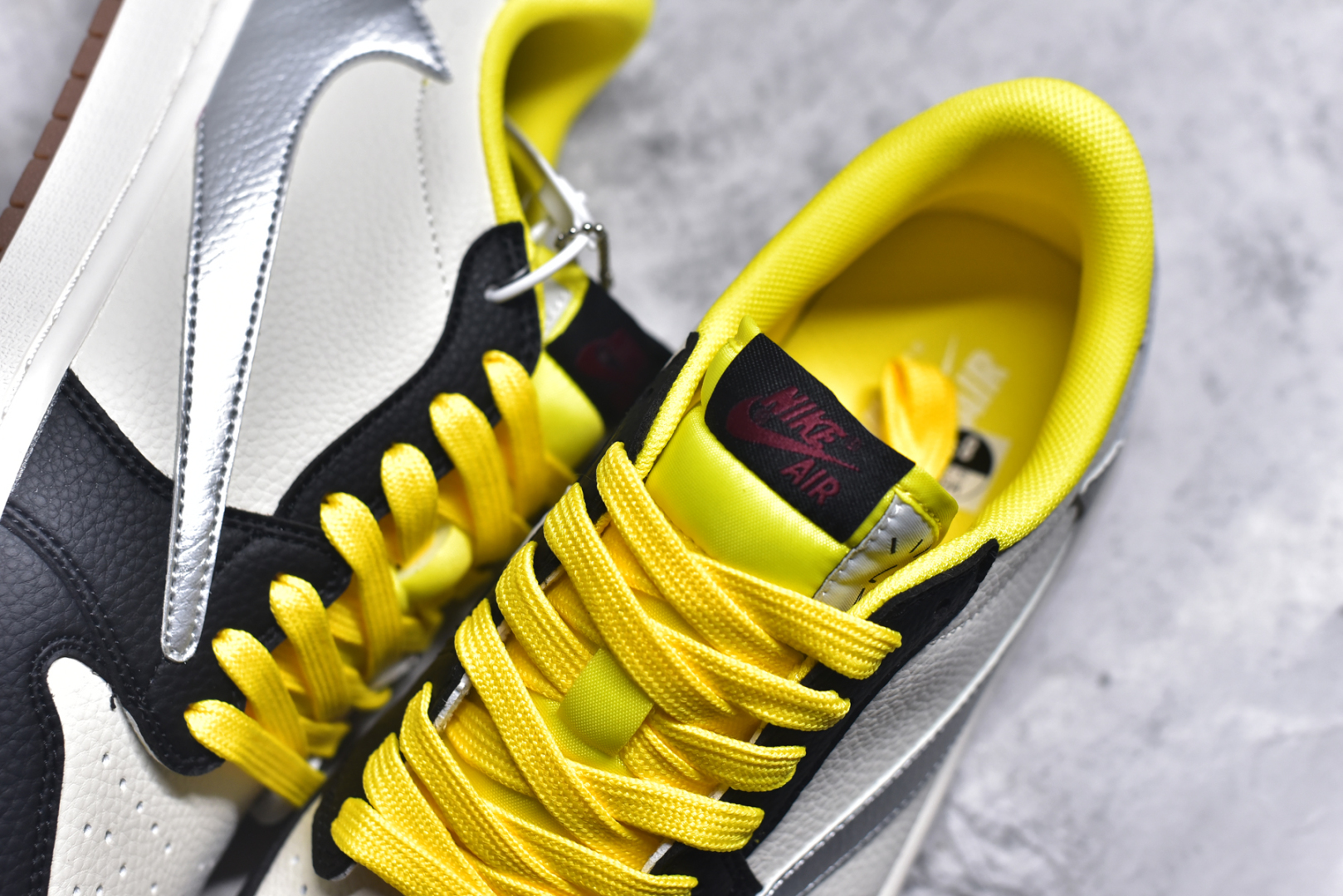 图片[9]-#Travis Scott x Fragment Design x Air Jordan 1 Low OG SP AJ1联名款 低帮文化休闲板鞋 DN6901-095 #多方联名合作融合了Travis Scott 独特的音乐风格，藤原浩个性的设计风格以及Jordan品牌的经典元素 使其成为一双具有独特身份和价值的鞋子 清新而立体的外观加上联名标识更突出了其独特身份 这种配色方案显示出活力和时尚感 在视觉上引人注目 鞋身的质感和细腻的细节处理使其显得高端而格调十足 这款“倒钩”联名是设计与创意完美结合 融合多方的个性风格是一款备受瞩目的潮流鞋款 尺码：36 36.5 37.5 38 38.5 39 40 40.5 41 42 42.5 43 44 44.5 45 9.E5-选品中心