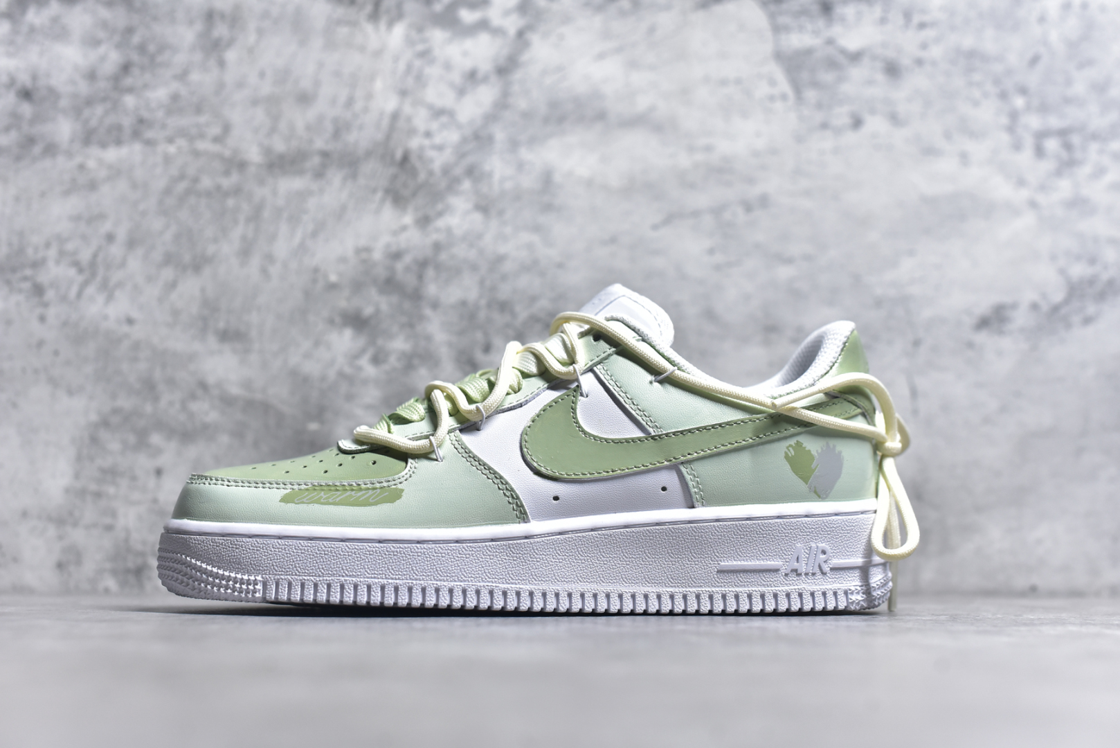 #Nike Air Force 1\’07 Low \”Green Love\” 520系列限定 小绿爱心 空军一号低帮休闲板鞋 DH2920-111 #在充满浪漫氛围的520，小绿爱心宛如一抹清新而特别的存在。它打破常规，以生机勃勃的绿色为主色调，象征着爱情的鲜活与持久。小绿爱心，是对传统甜蜜的创新诠释 尺码：36 36.5 37.5 38 38.5 39 40 40.5 41 42 42.5 43 44 44.5 45 9.D4-选品中心