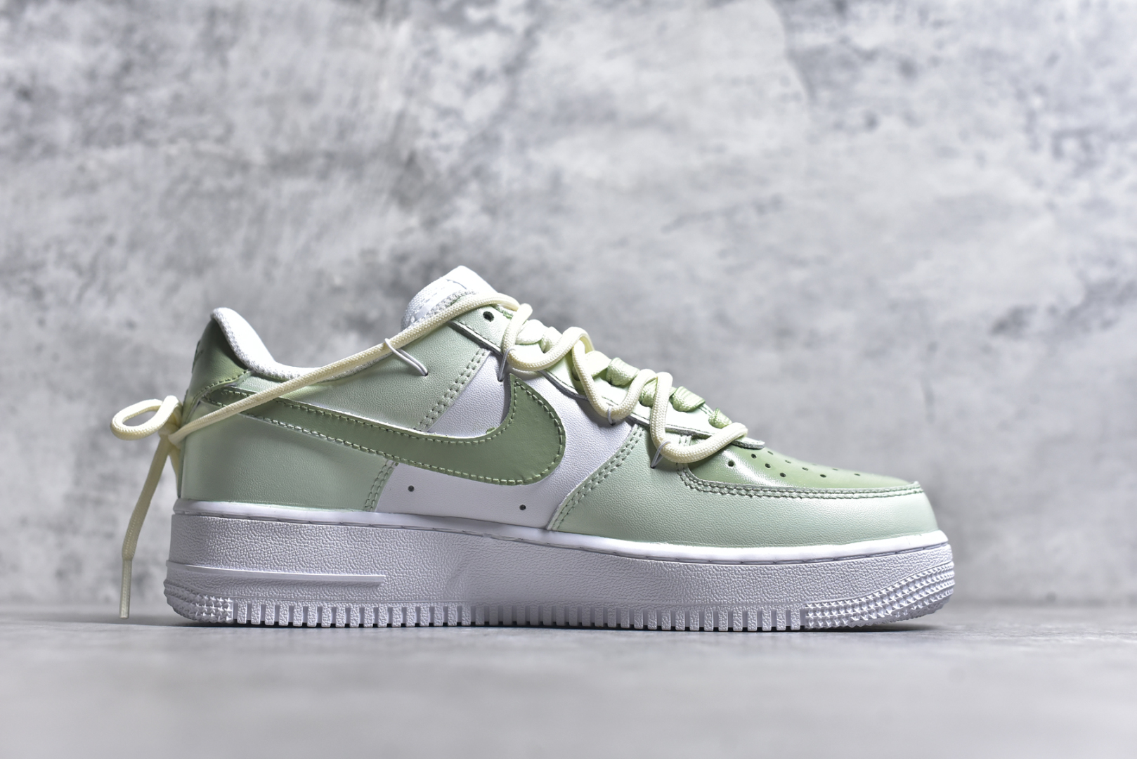 图片[3]-#Nike Air Force 1\’07 Low \”Green Love\” 520系列限定 小绿爱心 空军一号低帮休闲板鞋 DH2920-111 #在充满浪漫氛围的520，小绿爱心宛如一抹清新而特别的存在。它打破常规，以生机勃勃的绿色为主色调，象征着爱情的鲜活与持久。小绿爱心，是对传统甜蜜的创新诠释 尺码：36 36.5 37.5 38 38.5 39 40 40.5 41 42 42.5 43 44 44.5 45 9.D4-选品中心
