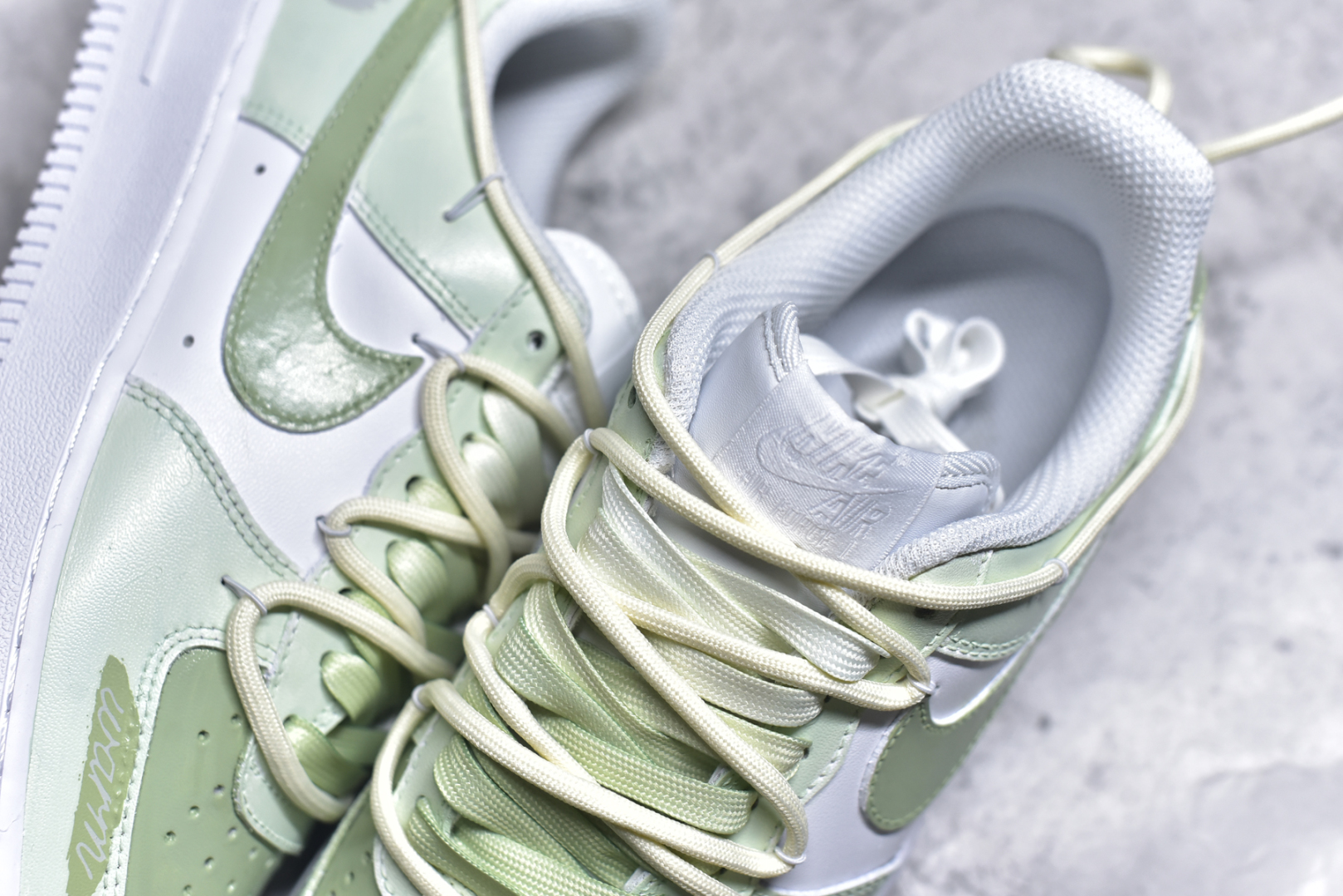 图片[9]-#Nike Air Force 1\’07 Low \”Green Love\” 520系列限定 小绿爱心 空军一号低帮休闲板鞋 DH2920-111 #在充满浪漫氛围的520，小绿爱心宛如一抹清新而特别的存在。它打破常规，以生机勃勃的绿色为主色调，象征着爱情的鲜活与持久。小绿爱心，是对传统甜蜜的创新诠释 尺码：36 36.5 37.5 38 38.5 39 40 40.5 41 42 42.5 43 44 44.5 45 9.D4-选品中心