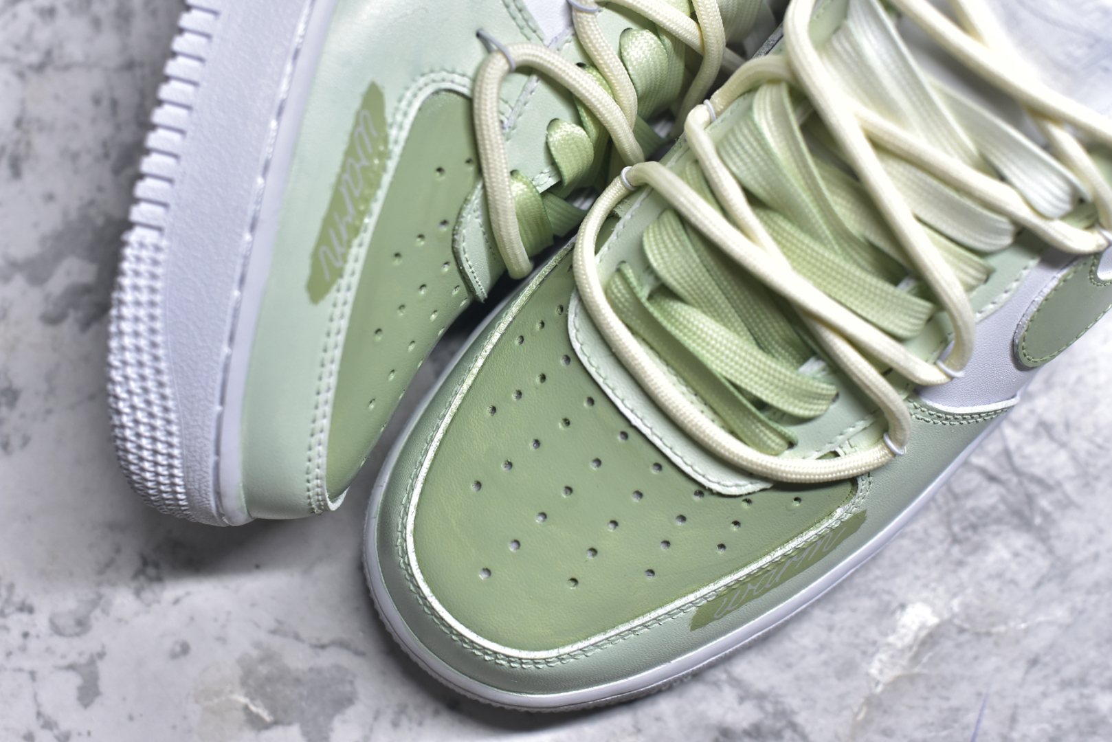 图片[8]-#Nike Air Force 1\’07 Low \”Green Love\” 520系列限定 小绿爱心 空军一号低帮休闲板鞋 DH2920-111 #在充满浪漫氛围的520，小绿爱心宛如一抹清新而特别的存在。它打破常规，以生机勃勃的绿色为主色调，象征着爱情的鲜活与持久。小绿爱心，是对传统甜蜜的创新诠释 尺码：36 36.5 37.5 38 38.5 39 40 40.5 41 42 42.5 43 44 44.5 45 9.D4-选品中心