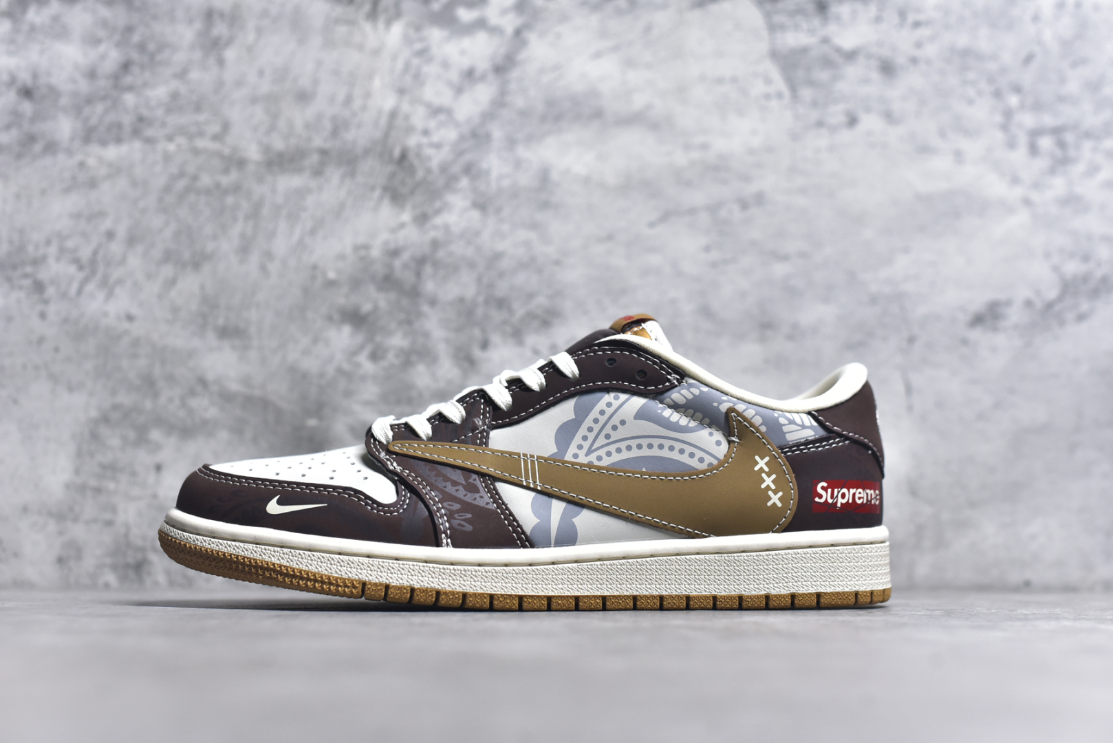 #Travis Scott x Fragment Design x Air Jordan 1 Low OG SP AJ1 Supreme联名 棕色涂鸦 低帮文化休闲板鞋 XS2024-055 #多方联名合作融合了Travis Scott 独特的音乐风格，藤原浩个性的设计风格以及Jordan品牌的经典元素 使其成为一双具有独特身份和价值的鞋子 清新而立体的外观加上联名标识更突出了其独特身份 这种配色方案显示出活力和时尚感 在视觉上引人注目 鞋身的质感和细腻的细节处理使其显得高端而格调十足 这款“倒钩”联名是设计与创意完美结合 融合多方的个性风格是一款备受瞩目的潮流鞋款 尺码：36 36.5 37.5 38 38.5 39 40 40.5 41 42 42.5 43 44 44.5 45 9.E5-选品中心