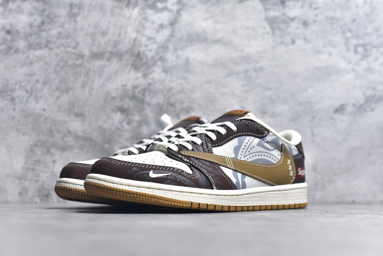 图片[2]-#Travis Scott x Fragment Design x Air Jordan 1 Low OG SP AJ1 Supreme联名 棕色涂鸦 低帮文化休闲板鞋 XS2024-055 #多方联名合作融合了Travis Scott 独特的音乐风格，藤原浩个性的设计风格以及Jordan品牌的经典元素 使其成为一双具有独特身份和价值的鞋子 清新而立体的外观加上联名标识更突出了其独特身份 这种配色方案显示出活力和时尚感 在视觉上引人注目 鞋身的质感和细腻的细节处理使其显得高端而格调十足 这款“倒钩”联名是设计与创意完美结合 融合多方的个性风格是一款备受瞩目的潮流鞋款 尺码：36 36.5 37.5 38 38.5 39 40 40.5 41 42 42.5 43 44 44.5 45 9.E5-选品中心