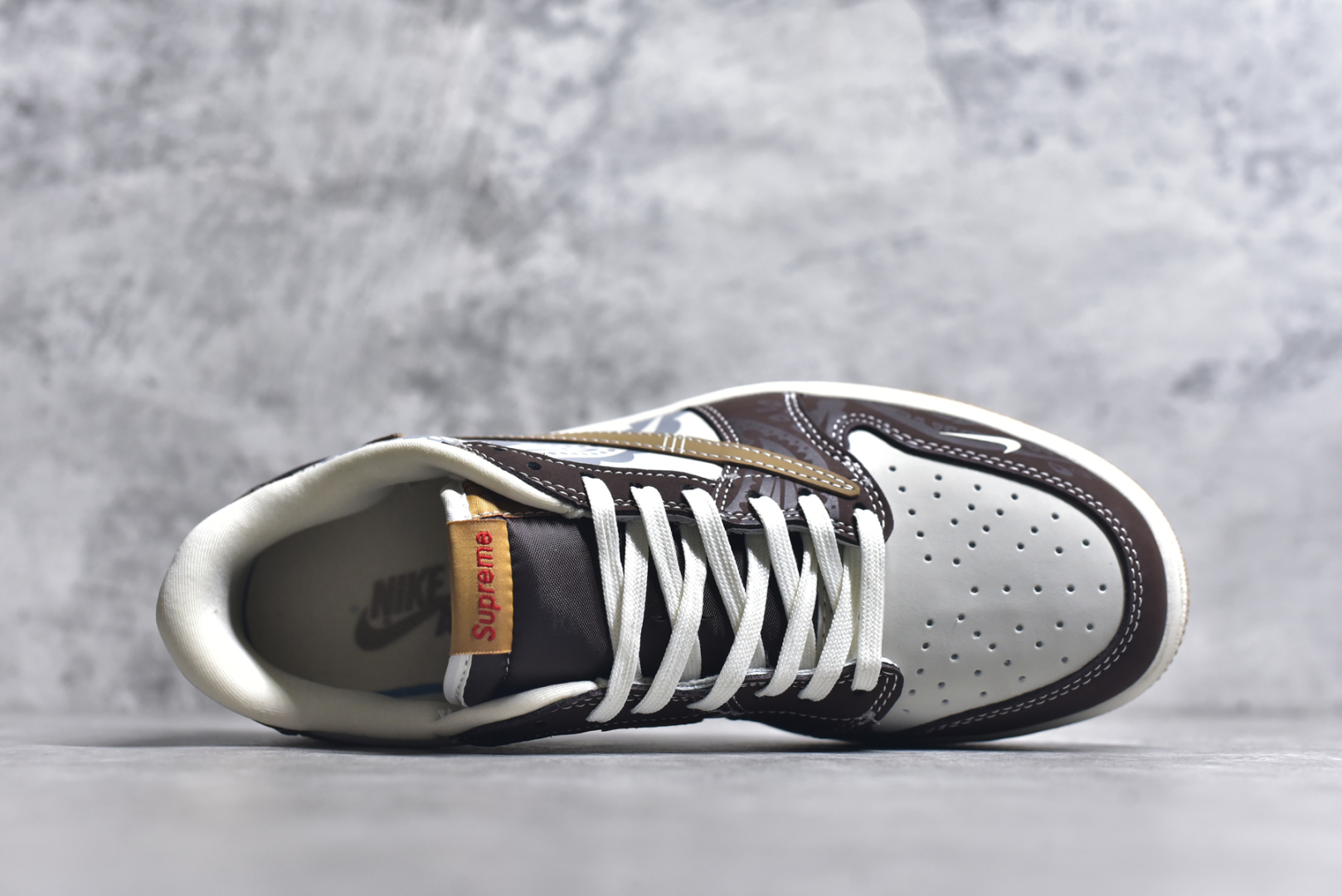 图片[4]-#Travis Scott x Fragment Design x Air Jordan 1 Low OG SP AJ1 Supreme联名 棕色涂鸦 低帮文化休闲板鞋 XS2024-055 #多方联名合作融合了Travis Scott 独特的音乐风格，藤原浩个性的设计风格以及Jordan品牌的经典元素 使其成为一双具有独特身份和价值的鞋子 清新而立体的外观加上联名标识更突出了其独特身份 这种配色方案显示出活力和时尚感 在视觉上引人注目 鞋身的质感和细腻的细节处理使其显得高端而格调十足 这款“倒钩”联名是设计与创意完美结合 融合多方的个性风格是一款备受瞩目的潮流鞋款 尺码：36 36.5 37.5 38 38.5 39 40 40.5 41 42 42.5 43 44 44.5 45 9.E5-选品中心