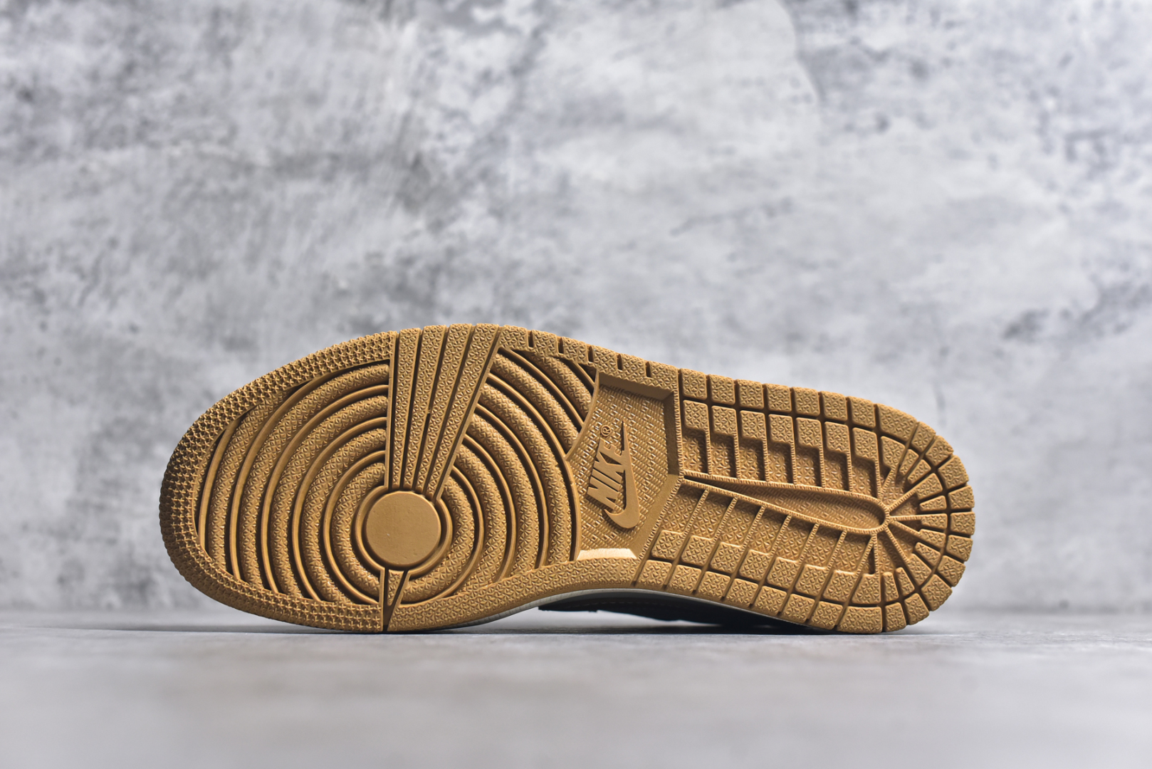 图片[6]-#Travis Scott x Fragment Design x Air Jordan 1 Low OG SP AJ1 Supreme联名 棕色涂鸦 低帮文化休闲板鞋 XS2024-055 #多方联名合作融合了Travis Scott 独特的音乐风格，藤原浩个性的设计风格以及Jordan品牌的经典元素 使其成为一双具有独特身份和价值的鞋子 清新而立体的外观加上联名标识更突出了其独特身份 这种配色方案显示出活力和时尚感 在视觉上引人注目 鞋身的质感和细腻的细节处理使其显得高端而格调十足 这款“倒钩”联名是设计与创意完美结合 融合多方的个性风格是一款备受瞩目的潮流鞋款 尺码：36 36.5 37.5 38 38.5 39 40 40.5 41 42 42.5 43 44 44.5 45 9.E5-选品中心