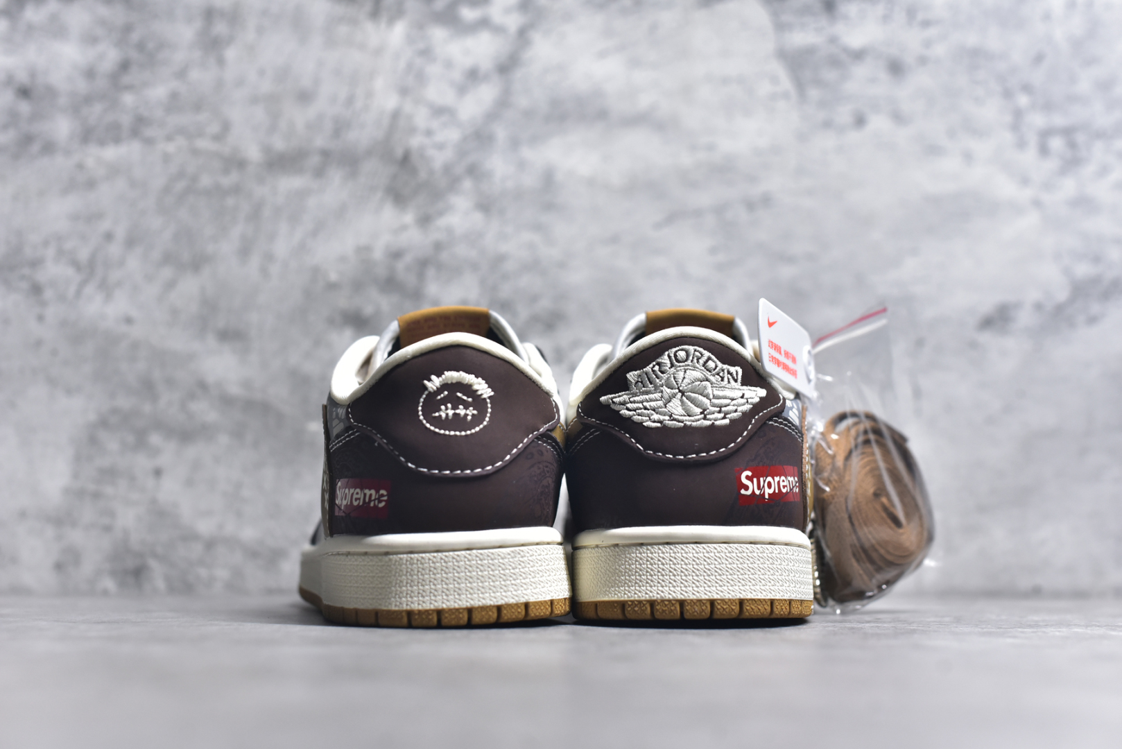 图片[5]-#Travis Scott x Fragment Design x Air Jordan 1 Low OG SP AJ1 Supreme联名 棕色涂鸦 低帮文化休闲板鞋 XS2024-055 #多方联名合作融合了Travis Scott 独特的音乐风格，藤原浩个性的设计风格以及Jordan品牌的经典元素 使其成为一双具有独特身份和价值的鞋子 清新而立体的外观加上联名标识更突出了其独特身份 这种配色方案显示出活力和时尚感 在视觉上引人注目 鞋身的质感和细腻的细节处理使其显得高端而格调十足 这款“倒钩”联名是设计与创意完美结合 融合多方的个性风格是一款备受瞩目的潮流鞋款 尺码：36 36.5 37.5 38 38.5 39 40 40.5 41 42 42.5 43 44 44.5 45 9.E5-选品中心