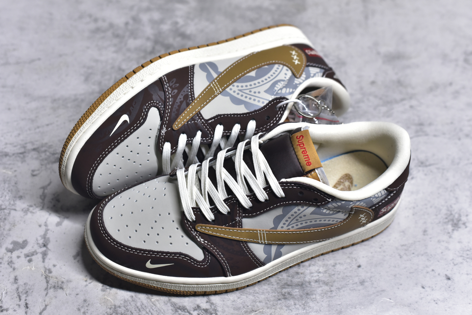 图片[7]-#Travis Scott x Fragment Design x Air Jordan 1 Low OG SP AJ1 Supreme联名 棕色涂鸦 低帮文化休闲板鞋 XS2024-055 #多方联名合作融合了Travis Scott 独特的音乐风格，藤原浩个性的设计风格以及Jordan品牌的经典元素 使其成为一双具有独特身份和价值的鞋子 清新而立体的外观加上联名标识更突出了其独特身份 这种配色方案显示出活力和时尚感 在视觉上引人注目 鞋身的质感和细腻的细节处理使其显得高端而格调十足 这款“倒钩”联名是设计与创意完美结合 融合多方的个性风格是一款备受瞩目的潮流鞋款 尺码：36 36.5 37.5 38 38.5 39 40 40.5 41 42 42.5 43 44 44.5 45 9.E5-选品中心