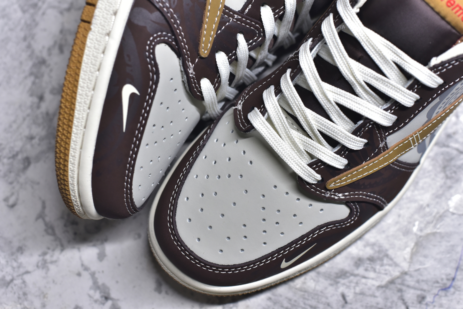 图片[8]-#Travis Scott x Fragment Design x Air Jordan 1 Low OG SP AJ1 Supreme联名 棕色涂鸦 低帮文化休闲板鞋 XS2024-055 #多方联名合作融合了Travis Scott 独特的音乐风格，藤原浩个性的设计风格以及Jordan品牌的经典元素 使其成为一双具有独特身份和价值的鞋子 清新而立体的外观加上联名标识更突出了其独特身份 这种配色方案显示出活力和时尚感 在视觉上引人注目 鞋身的质感和细腻的细节处理使其显得高端而格调十足 这款“倒钩”联名是设计与创意完美结合 融合多方的个性风格是一款备受瞩目的潮流鞋款 尺码：36 36.5 37.5 38 38.5 39 40 40.5 41 42 42.5 43 44 44.5 45 9.E5-选品中心
