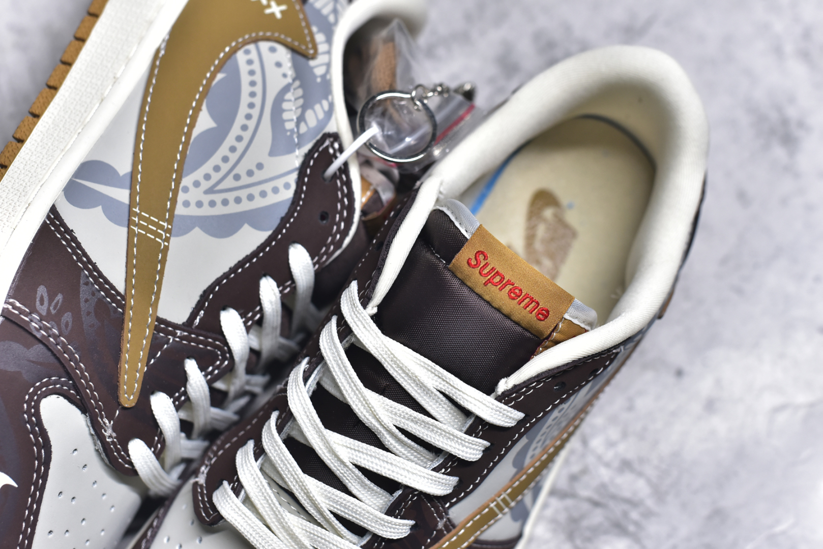 图片[9]-#Travis Scott x Fragment Design x Air Jordan 1 Low OG SP AJ1 Supreme联名 棕色涂鸦 低帮文化休闲板鞋 XS2024-055 #多方联名合作融合了Travis Scott 独特的音乐风格，藤原浩个性的设计风格以及Jordan品牌的经典元素 使其成为一双具有独特身份和价值的鞋子 清新而立体的外观加上联名标识更突出了其独特身份 这种配色方案显示出活力和时尚感 在视觉上引人注目 鞋身的质感和细腻的细节处理使其显得高端而格调十足 这款“倒钩”联名是设计与创意完美结合 融合多方的个性风格是一款备受瞩目的潮流鞋款 尺码：36 36.5 37.5 38 38.5 39 40 40.5 41 42 42.5 43 44 44.5 45 9.E5-选品中心