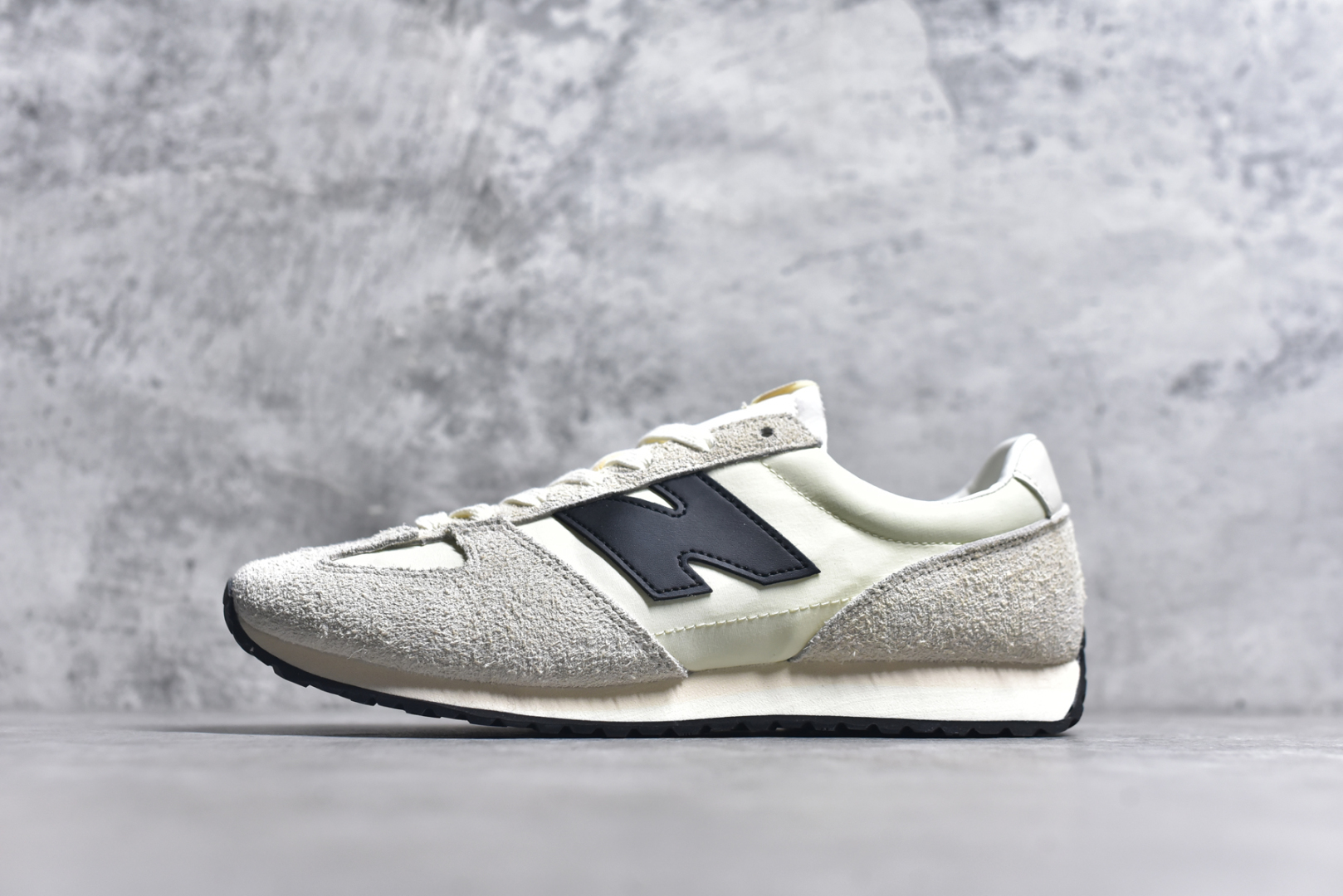 #New Balance NB 471 系列 鞋款特别附赠两双带有品牌标识的限定配色鞋带，在色彩的变换间激发更多造型灵感 New Balance 471鞋款的诞生，不仅承载着New Balance对复古薄底跑鞋的创意诠释，更延续了品牌对经典设计的传承与致敬。 货号： U471AM 尺码：36-45-选品中心