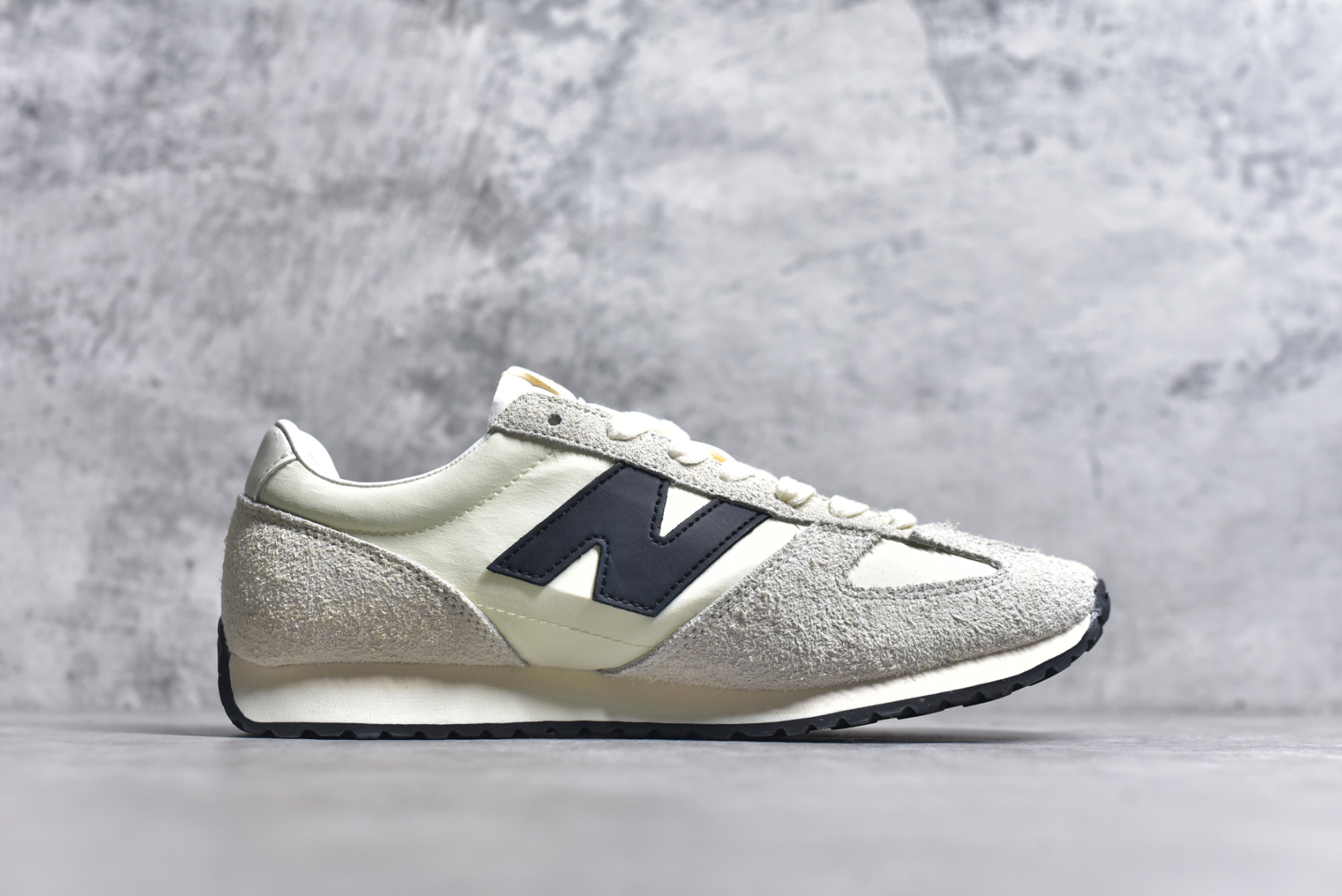图片[3]-#New Balance NB 471 系列 鞋款特别附赠两双带有品牌标识的限定配色鞋带，在色彩的变换间激发更多造型灵感 New Balance 471鞋款的诞生，不仅承载着New Balance对复古薄底跑鞋的创意诠释，更延续了品牌对经典设计的传承与致敬。 货号： U471AM 尺码：36-45-选品中心