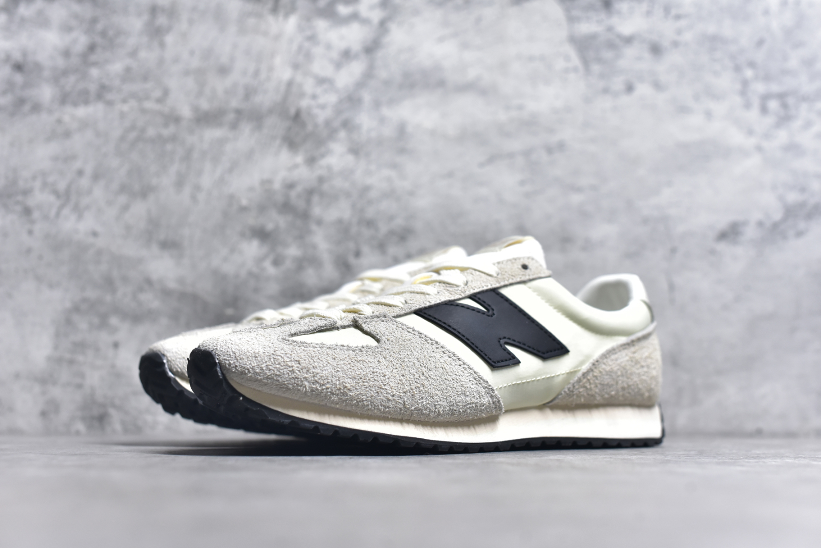 图片[2]-#New Balance NB 471 系列 鞋款特别附赠两双带有品牌标识的限定配色鞋带，在色彩的变换间激发更多造型灵感 New Balance 471鞋款的诞生，不仅承载着New Balance对复古薄底跑鞋的创意诠释，更延续了品牌对经典设计的传承与致敬。 货号： U471AM 尺码：36-45-选品中心