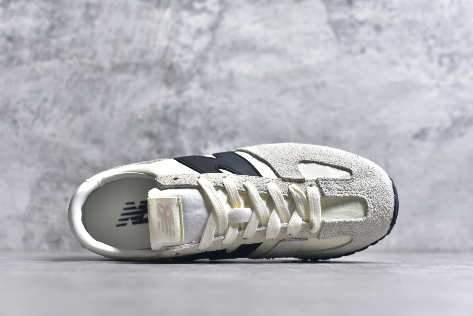 图片[4]-#New Balance NB 471 系列 鞋款特别附赠两双带有品牌标识的限定配色鞋带，在色彩的变换间激发更多造型灵感 New Balance 471鞋款的诞生，不仅承载着New Balance对复古薄底跑鞋的创意诠释，更延续了品牌对经典设计的传承与致敬。 货号： U471AM 尺码：36-45-选品中心