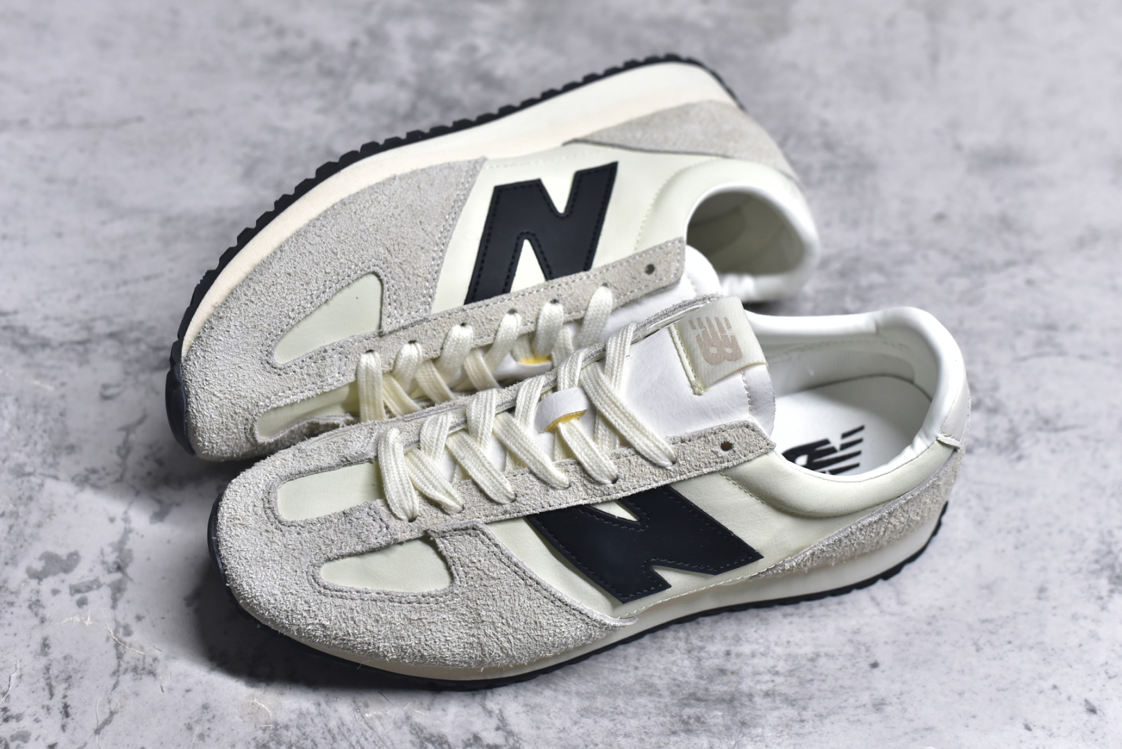 图片[7]-#New Balance NB 471 系列 鞋款特别附赠两双带有品牌标识的限定配色鞋带，在色彩的变换间激发更多造型灵感 New Balance 471鞋款的诞生，不仅承载着New Balance对复古薄底跑鞋的创意诠释，更延续了品牌对经典设计的传承与致敬。 货号： U471AM 尺码：36-45-选品中心