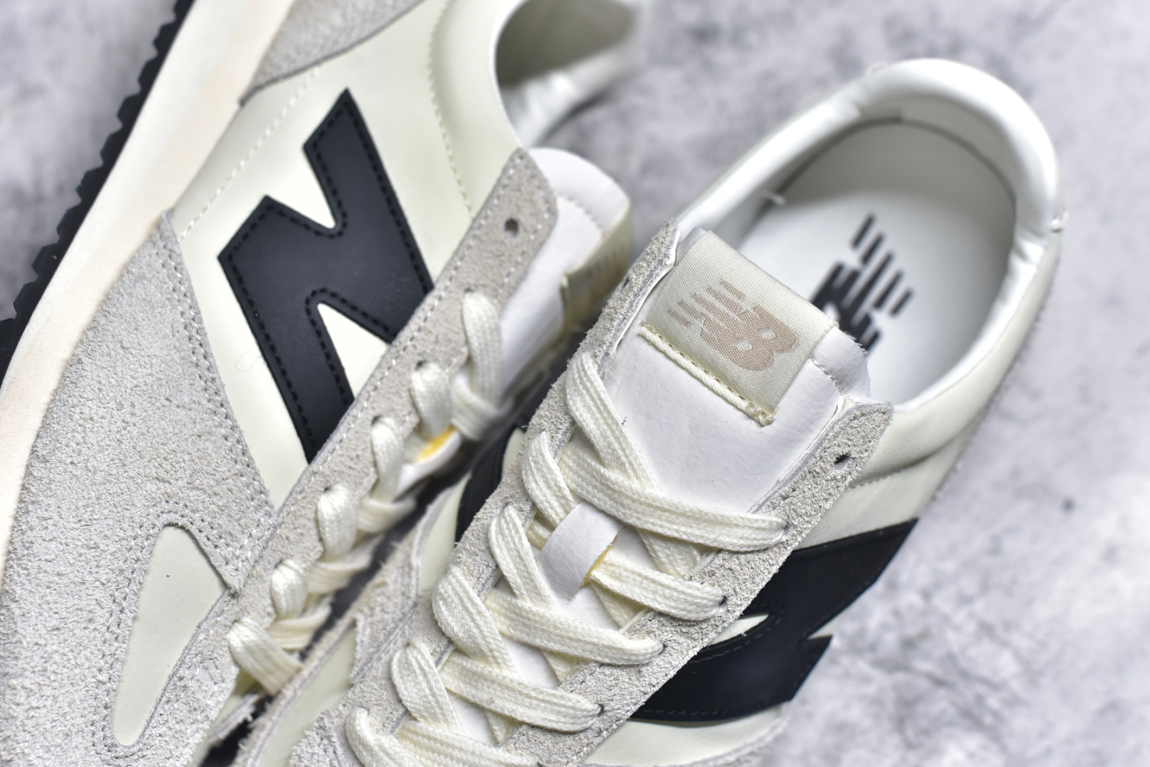 图片[9]-#New Balance NB 471 系列 鞋款特别附赠两双带有品牌标识的限定配色鞋带，在色彩的变换间激发更多造型灵感 New Balance 471鞋款的诞生，不仅承载着New Balance对复古薄底跑鞋的创意诠释，更延续了品牌对经典设计的传承与致敬。 货号： U471AM 尺码：36-45-选品中心