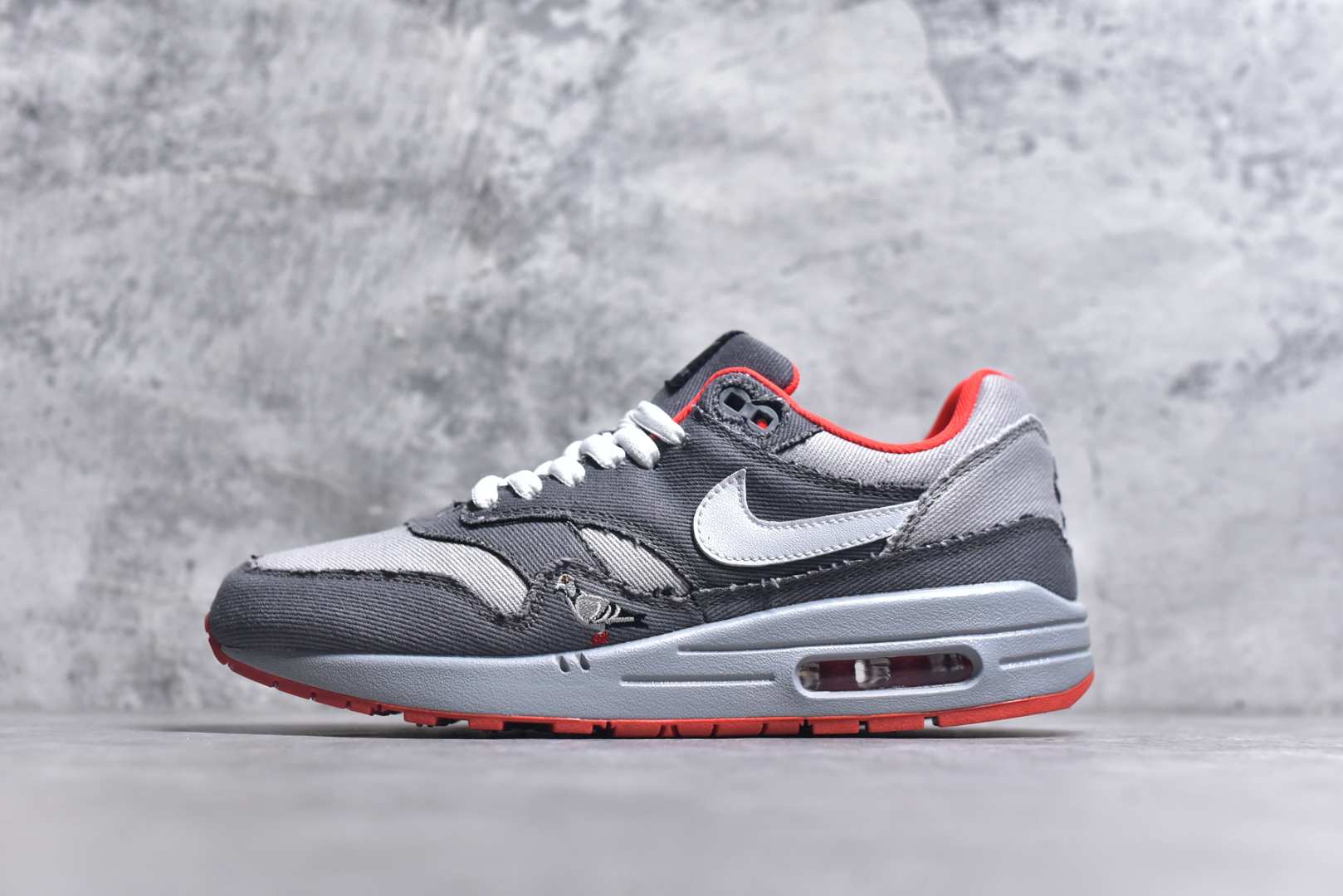 #NK Air Max 1 初代复古气垫慢跑鞋 BV1977-011 由Tinker Hatfeld和Mark Parker在1987年设计 灵感来自于巴黎蓬皮杜中心 在参观了蓬皮杜中心之后提出了Air Max的标志性开窗可视气垫的理念 并将其实际开发成功 是NK史上第一双可视气垫跑鞋 凭借着Air Max气垫带来的舒适脚感和鞋面面料上的不断精进才使得Air Max 1在现如今都是复古慢跑鞋的首选 深厚的历史渊源 独特的流线形设计 极为复古的外观使得它深受鞋迷的喜爱 尺码：36 36.5 37.5 38 38.5 39 40 40.5 41 42 42.5 43 44 44.5 45 46 47.5-选品中心