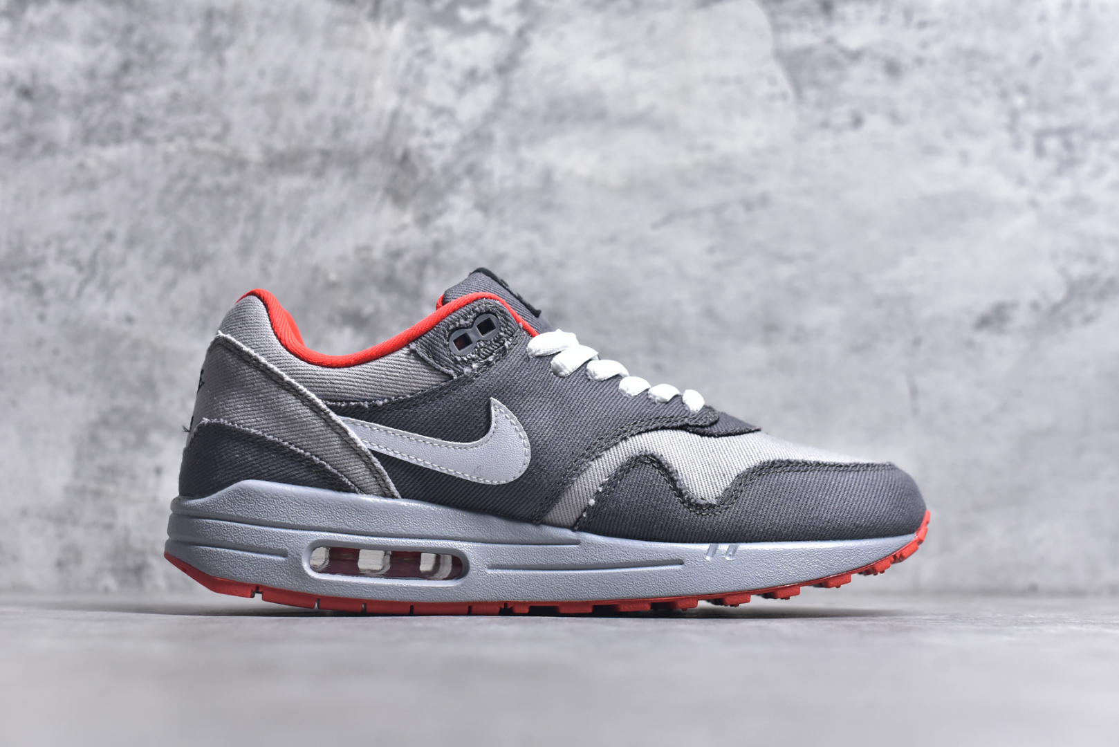 图片[3]-#NK Air Max 1 初代复古气垫慢跑鞋 BV1977-011 由Tinker Hatfeld和Mark Parker在1987年设计 灵感来自于巴黎蓬皮杜中心 在参观了蓬皮杜中心之后提出了Air Max的标志性开窗可视气垫的理念 并将其实际开发成功 是NK史上第一双可视气垫跑鞋 凭借着Air Max气垫带来的舒适脚感和鞋面面料上的不断精进才使得Air Max 1在现如今都是复古慢跑鞋的首选 深厚的历史渊源 独特的流线形设计 极为复古的外观使得它深受鞋迷的喜爱 尺码：36 36.5 37.5 38 38.5 39 40 40.5 41 42 42.5 43 44 44.5 45 46 47.5-选品中心