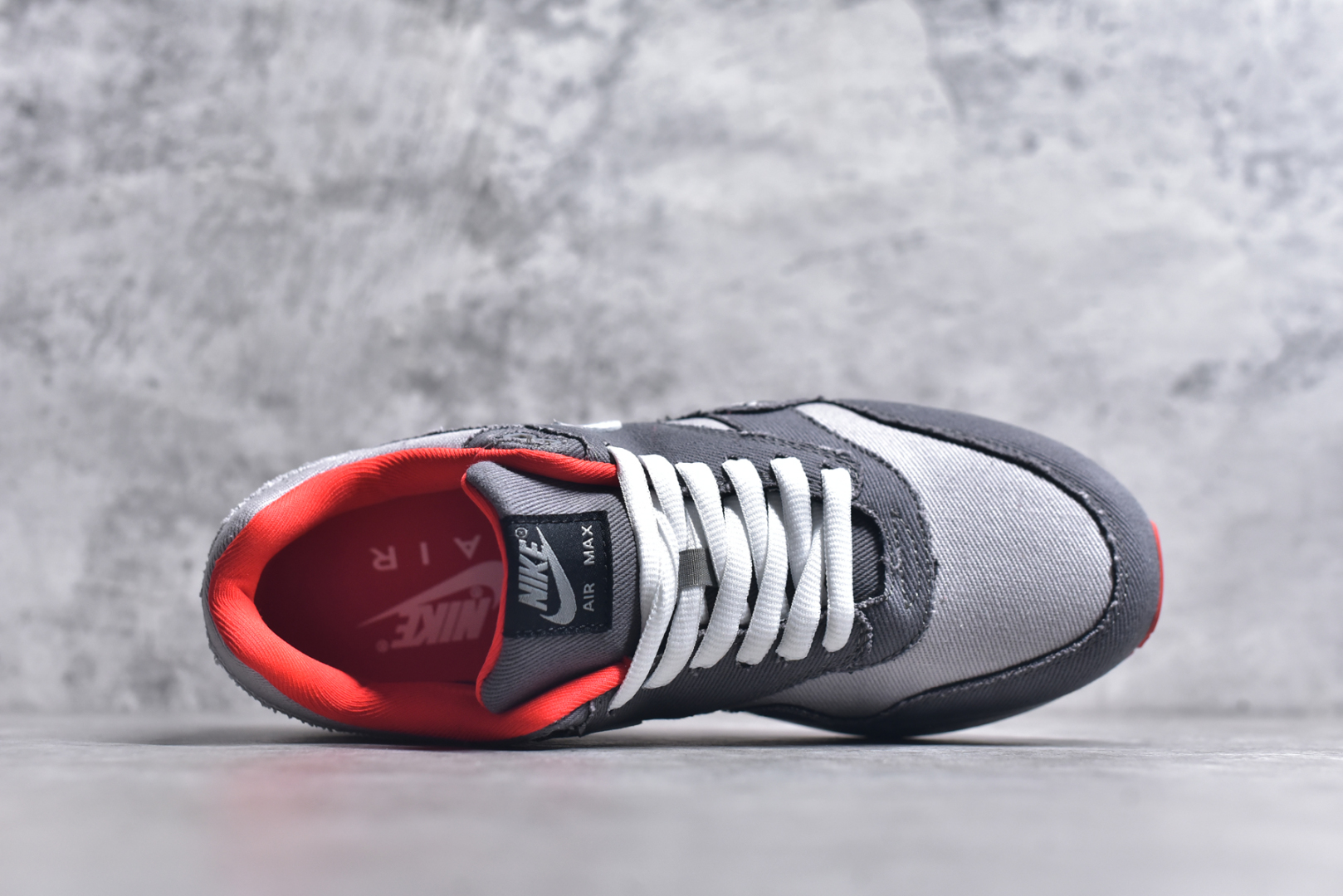图片[4]-#NK Air Max 1 初代复古气垫慢跑鞋 BV1977-011 由Tinker Hatfeld和Mark Parker在1987年设计 灵感来自于巴黎蓬皮杜中心 在参观了蓬皮杜中心之后提出了Air Max的标志性开窗可视气垫的理念 并将其实际开发成功 是NK史上第一双可视气垫跑鞋 凭借着Air Max气垫带来的舒适脚感和鞋面面料上的不断精进才使得Air Max 1在现如今都是复古慢跑鞋的首选 深厚的历史渊源 独特的流线形设计 极为复古的外观使得它深受鞋迷的喜爱 尺码：36 36.5 37.5 38 38.5 39 40 40.5 41 42 42.5 43 44 44.5 45 46 47.5-选品中心
