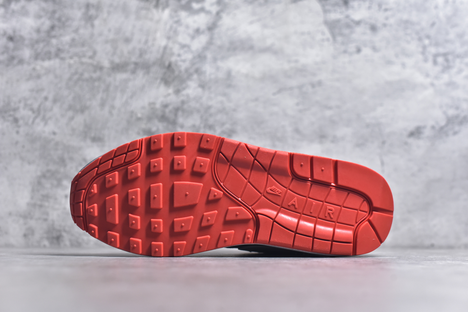 图片[6]-#NK Air Max 1 初代复古气垫慢跑鞋 BV1977-011 由Tinker Hatfeld和Mark Parker在1987年设计 灵感来自于巴黎蓬皮杜中心 在参观了蓬皮杜中心之后提出了Air Max的标志性开窗可视气垫的理念 并将其实际开发成功 是NK史上第一双可视气垫跑鞋 凭借着Air Max气垫带来的舒适脚感和鞋面面料上的不断精进才使得Air Max 1在现如今都是复古慢跑鞋的首选 深厚的历史渊源 独特的流线形设计 极为复古的外观使得它深受鞋迷的喜爱 尺码：36 36.5 37.5 38 38.5 39 40 40.5 41 42 42.5 43 44 44.5 45 46 47.5-选品中心