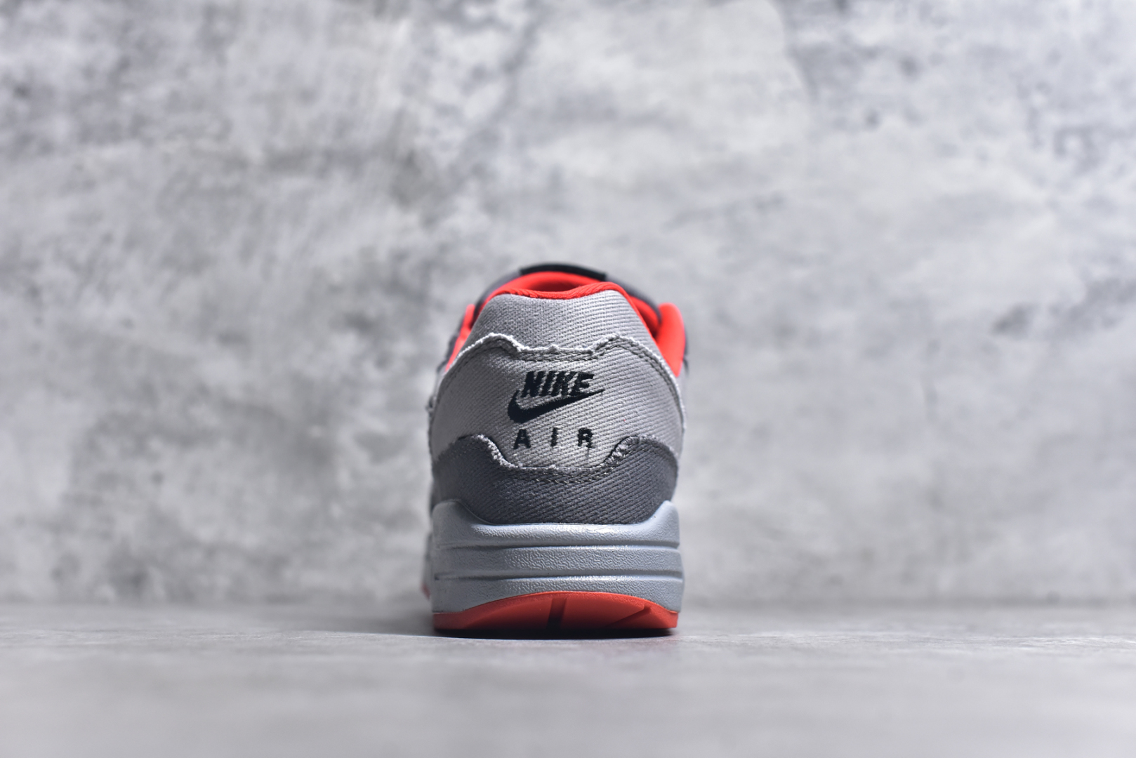 图片[5]-#NK Air Max 1 初代复古气垫慢跑鞋 BV1977-011 由Tinker Hatfeld和Mark Parker在1987年设计 灵感来自于巴黎蓬皮杜中心 在参观了蓬皮杜中心之后提出了Air Max的标志性开窗可视气垫的理念 并将其实际开发成功 是NK史上第一双可视气垫跑鞋 凭借着Air Max气垫带来的舒适脚感和鞋面面料上的不断精进才使得Air Max 1在现如今都是复古慢跑鞋的首选 深厚的历史渊源 独特的流线形设计 极为复古的外观使得它深受鞋迷的喜爱 尺码：36 36.5 37.5 38 38.5 39 40 40.5 41 42 42.5 43 44 44.5 45 46 47.5-选品中心