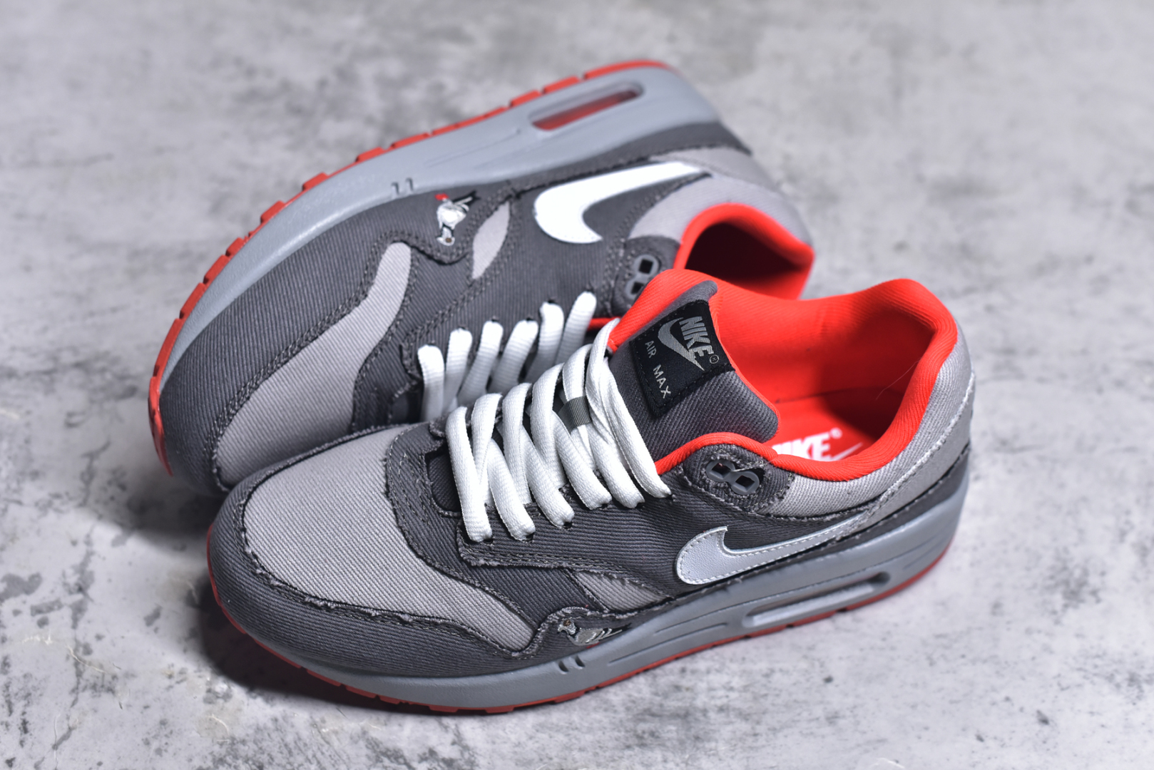 图片[7]-#NK Air Max 1 初代复古气垫慢跑鞋 BV1977-011 由Tinker Hatfeld和Mark Parker在1987年设计 灵感来自于巴黎蓬皮杜中心 在参观了蓬皮杜中心之后提出了Air Max的标志性开窗可视气垫的理念 并将其实际开发成功 是NK史上第一双可视气垫跑鞋 凭借着Air Max气垫带来的舒适脚感和鞋面面料上的不断精进才使得Air Max 1在现如今都是复古慢跑鞋的首选 深厚的历史渊源 独特的流线形设计 极为复古的外观使得它深受鞋迷的喜爱 尺码：36 36.5 37.5 38 38.5 39 40 40.5 41 42 42.5 43 44 44.5 45 46 47.5-选品中心