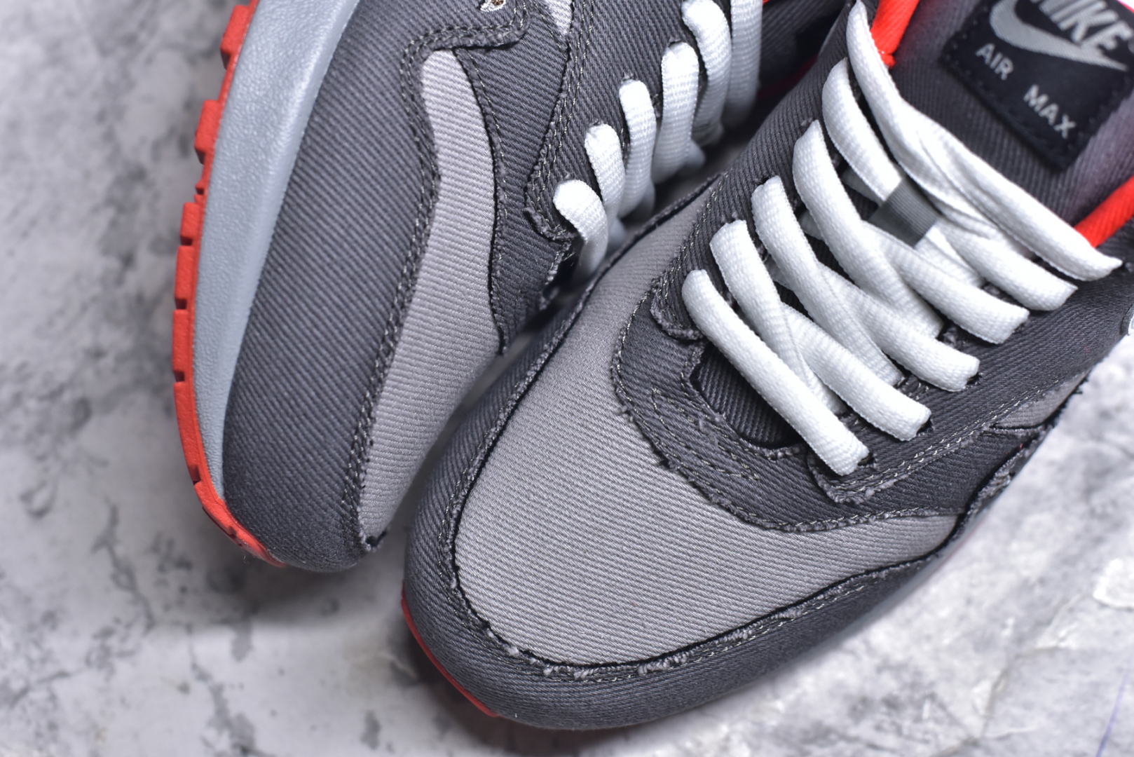 图片[8]-#NK Air Max 1 初代复古气垫慢跑鞋 BV1977-011 由Tinker Hatfeld和Mark Parker在1987年设计 灵感来自于巴黎蓬皮杜中心 在参观了蓬皮杜中心之后提出了Air Max的标志性开窗可视气垫的理念 并将其实际开发成功 是NK史上第一双可视气垫跑鞋 凭借着Air Max气垫带来的舒适脚感和鞋面面料上的不断精进才使得Air Max 1在现如今都是复古慢跑鞋的首选 深厚的历史渊源 独特的流线形设计 极为复古的外观使得它深受鞋迷的喜爱 尺码：36 36.5 37.5 38 38.5 39 40 40.5 41 42 42.5 43 44 44.5 45 46 47.5-选品中心