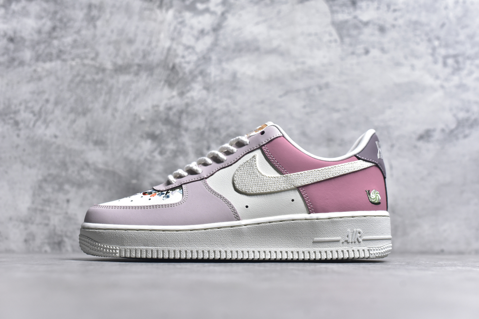 #耐克Nike Air Force 1 Low 空军一号低帮百搭休闲运动板鞋 柔软、弹性十足的缓震性能和出色的中底设计，横跨复古与现代的外型结合，造就出风靡全球三十多年的Force 1，直到今天还深受青睐 尺码：35-42 货号：IB8874-111-选品中心