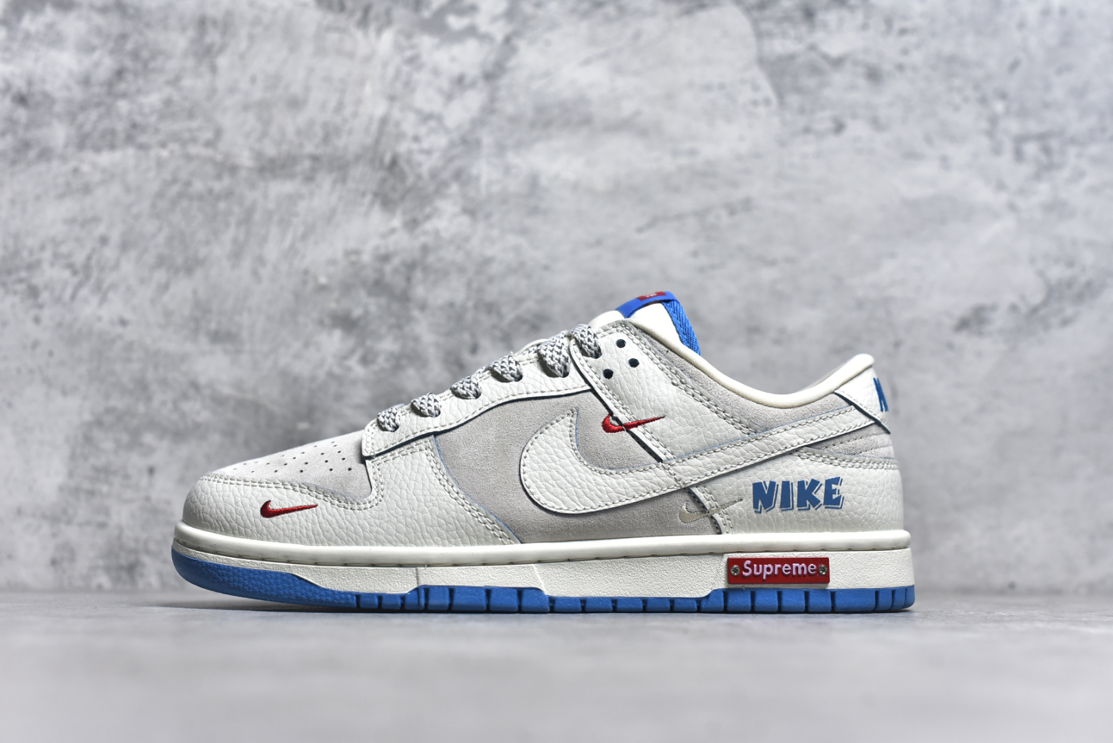 #Nike SB Dunk Low 联名三勾 奶白蓝底配色 周年高端定制 低帮休闲板鞋 SC9207-411 #定制鞋盒 大厂纯原品质出货 超高清洁度 皮料切割干净无任何毛边 细节完美 尺码：36 36.5 37.5 38 36.5 39 40 40.5 41 42 42.5 43 44 44.5 45 9.E5-选品中心