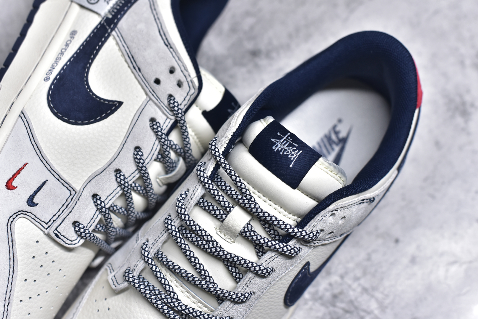 图片[9]-#Nike SB Dunk Low 斯图西系列 贴布藏蓝勾 周年高端定制 低帮休闲板鞋 YX5066-297 #定制鞋盒 大厂纯原品质出货 超高清洁度 皮料切割干净无任何毛边 细节完美 尺码：36 36.5 37.5 38 36.5 39 40 40.5 41 42 42.5 43 44 44.5 45 9.E5-选品中心