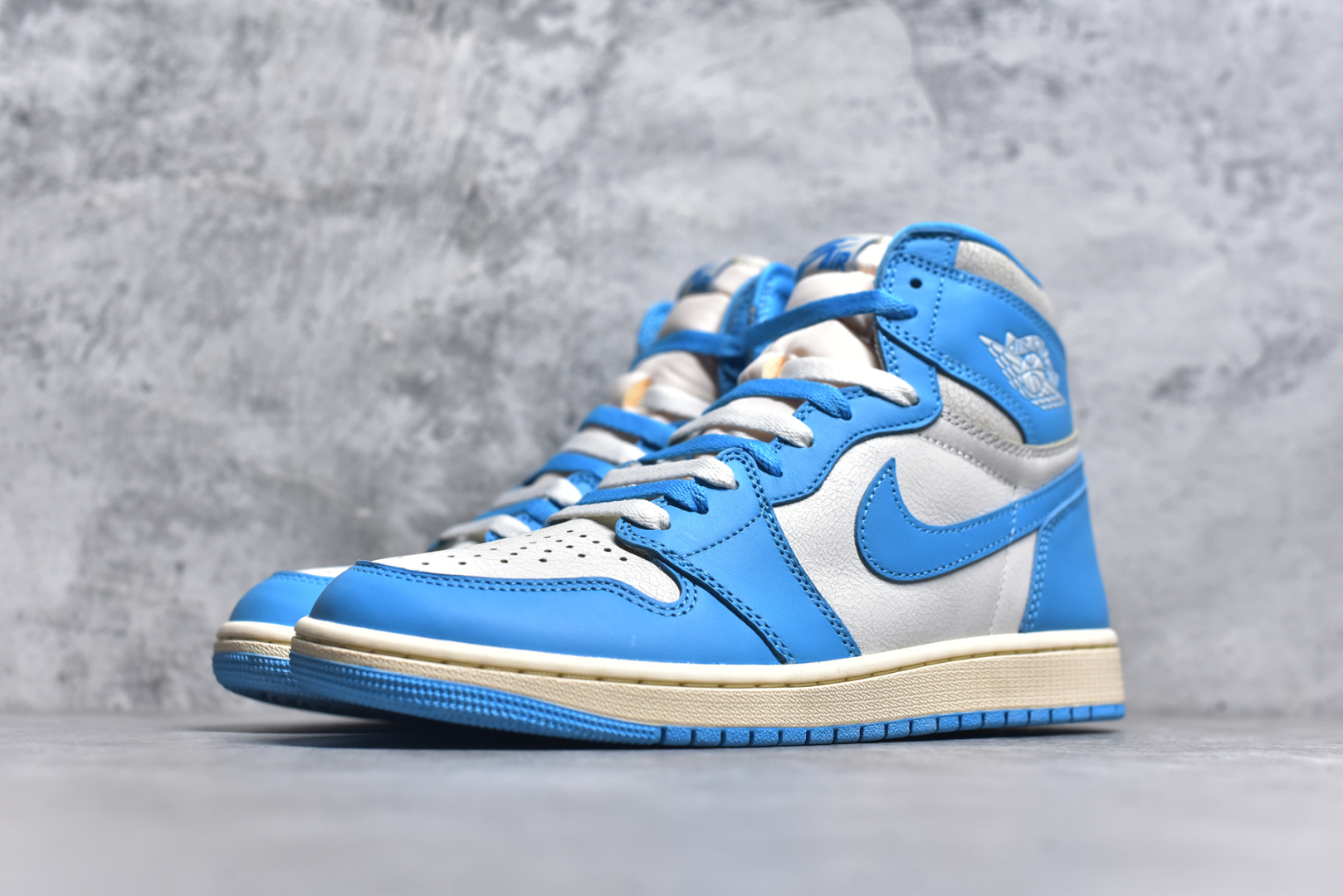 图片[2]-#Air Jordan 1 High OG \”UNC Reimagined\” AJ1 乔1做旧北卡蓝复刻 爆裂纹高帮篮球鞋 DZ5485-402 全新批次 原厂皮料 正确爆裂纹 清洁度超高，所有细节经得起推敲，外贸零售首选版本 高价零售推荐版本💪🏻 原楦原纸板开发 极致一眼正品既视感 原厂皮料 原厂拉帮工艺 全部采用原厂电脑车 针距 边距完全同步原鞋 原厂特供皮料承诺百分百一致原鞋 鞋面清洁度最高QC检验标准 控制溢胶 飞翼3D高频深度立体 全市场仅此一家 鞋盒、防尘纸 均采购来自原厂 尺码：36 36.5 37.5 38 38.5 39 40 40.5 41 42 42.5 43 44 44.5 45 46 47.5-选品中心