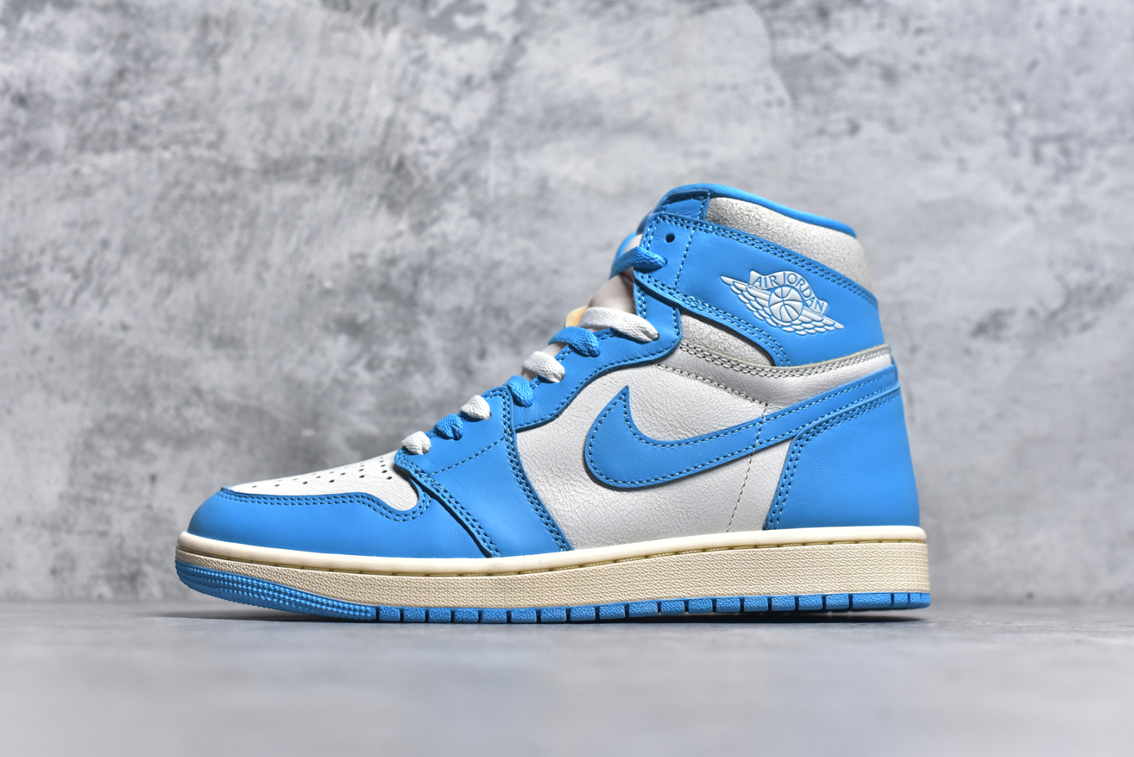 #Air Jordan 1 High OG \”UNC Reimagined\” AJ1 乔1做旧北卡蓝复刻 爆裂纹高帮篮球鞋 DZ5485-402 全新批次 原厂皮料 正确爆裂纹 清洁度超高，所有细节经得起推敲，外贸零售首选版本 高价零售推荐版本💪🏻 原楦原纸板开发 极致一眼正品既视感 原厂皮料 原厂拉帮工艺 全部采用原厂电脑车 针距 边距完全同步原鞋 原厂特供皮料承诺百分百一致原鞋 鞋面清洁度最高QC检验标准 控制溢胶 飞翼3D高频深度立体 全市场仅此一家 鞋盒、防尘纸 均采购来自原厂 尺码：36 36.5 37.5 38 38.5 39 40 40.5 41 42 42.5 43 44 44.5 45 46 47.5-选品中心