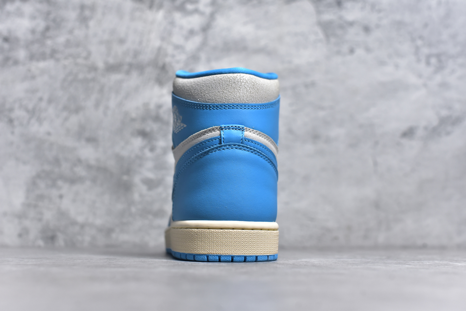 图片[5]-#Air Jordan 1 High OG \”UNC Reimagined\” AJ1 乔1做旧北卡蓝复刻 爆裂纹高帮篮球鞋 DZ5485-402 全新批次 原厂皮料 正确爆裂纹 清洁度超高，所有细节经得起推敲，外贸零售首选版本 高价零售推荐版本💪🏻 原楦原纸板开发 极致一眼正品既视感 原厂皮料 原厂拉帮工艺 全部采用原厂电脑车 针距 边距完全同步原鞋 原厂特供皮料承诺百分百一致原鞋 鞋面清洁度最高QC检验标准 控制溢胶 飞翼3D高频深度立体 全市场仅此一家 鞋盒、防尘纸 均采购来自原厂 尺码：36 36.5 37.5 38 38.5 39 40 40.5 41 42 42.5 43 44 44.5 45 46 47.5-选品中心